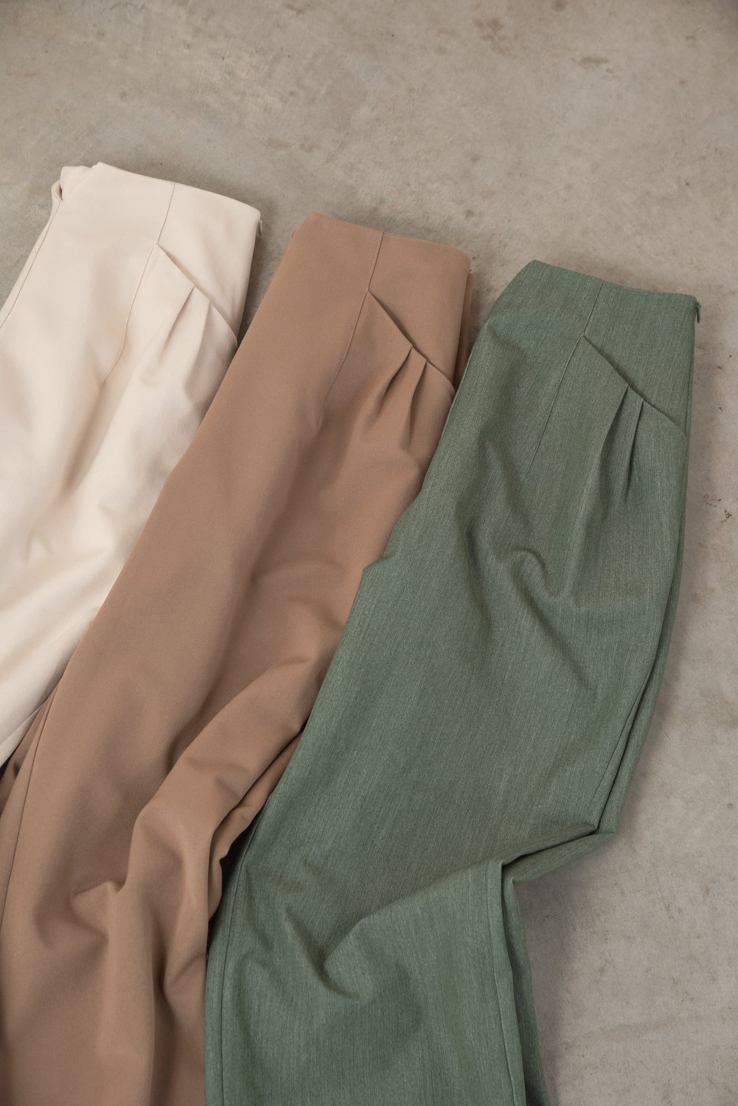 pocket tuck tapered pants