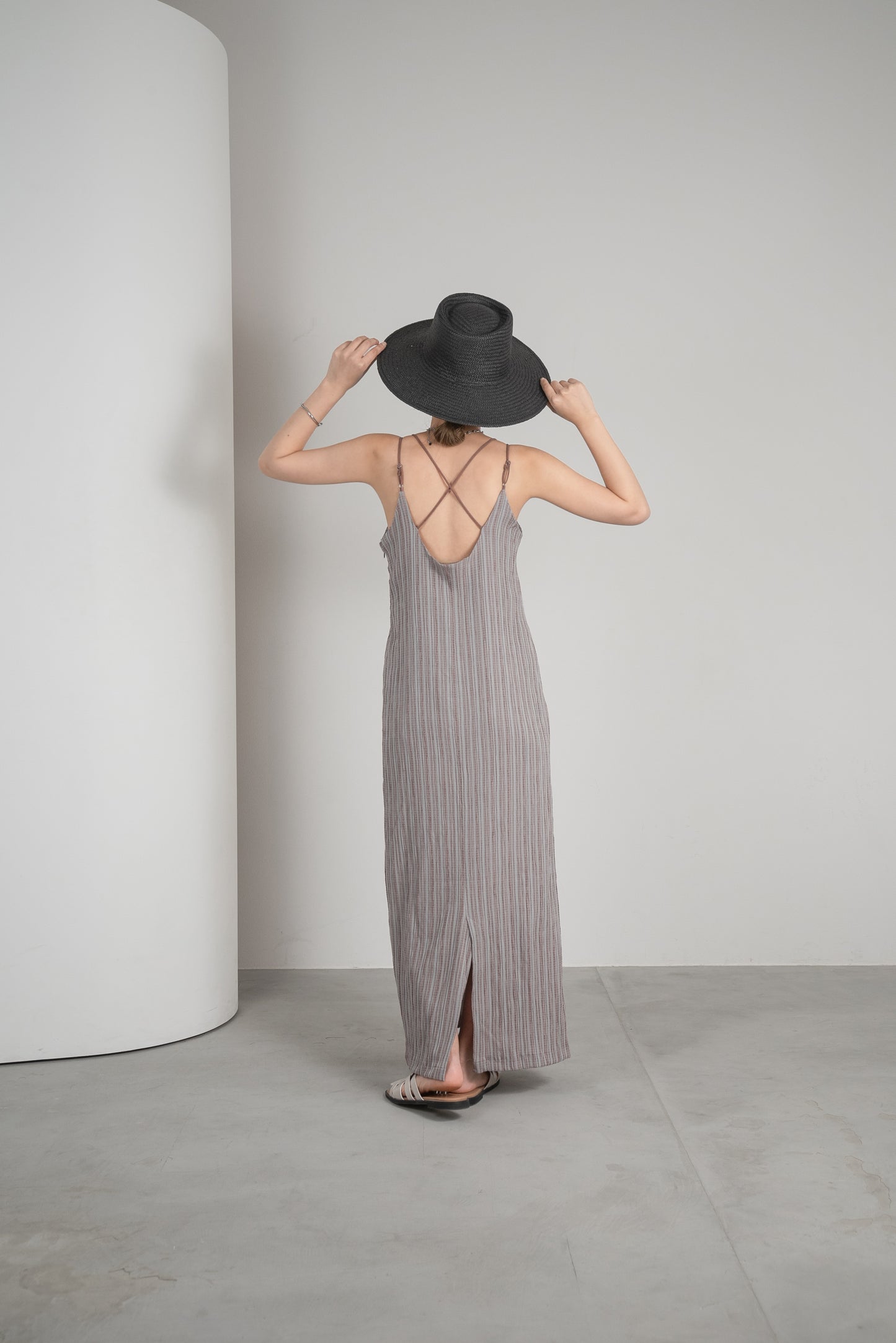wide brim straw hat