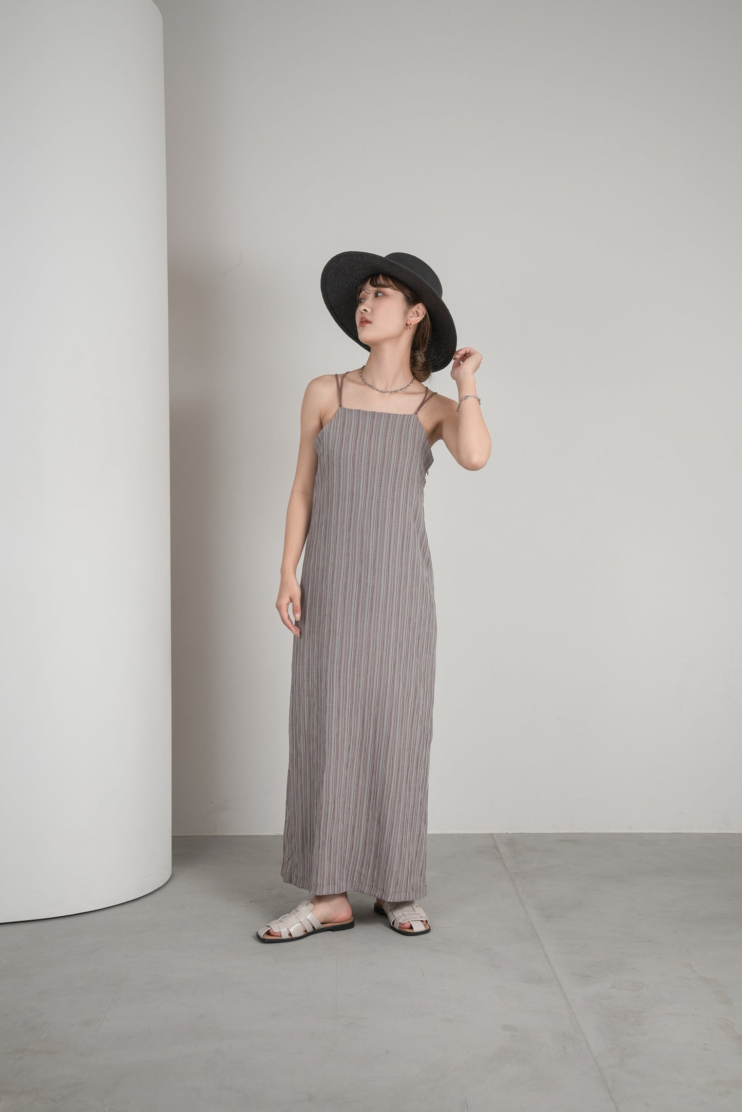 wide brim straw hat
