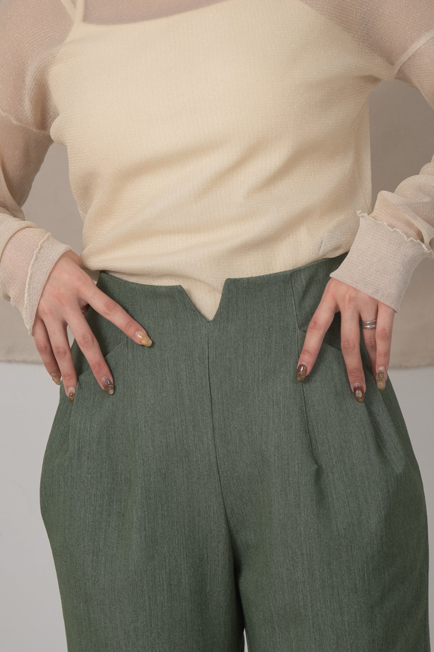 pocket tuck tapered pants