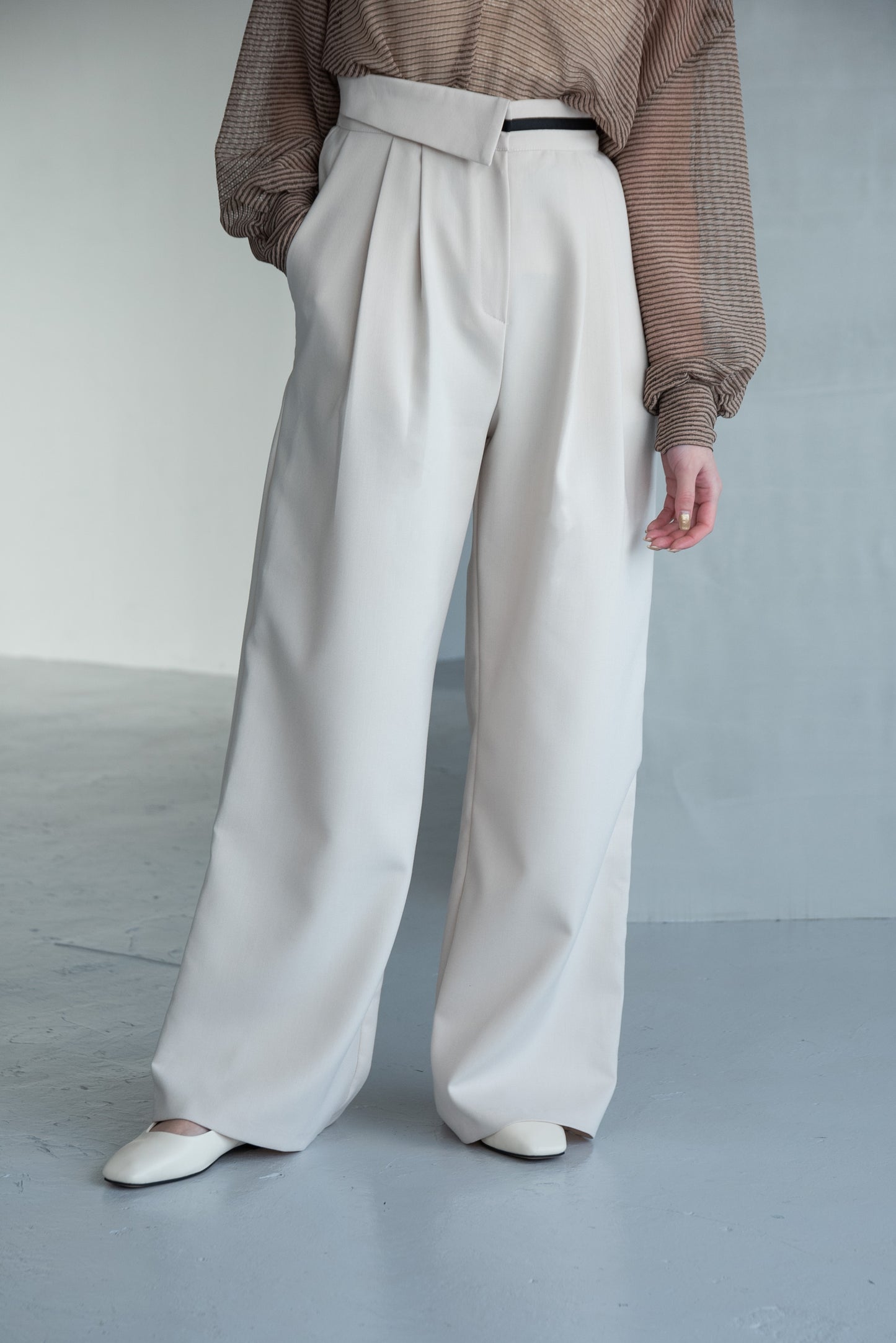 asymmetry design line tuck pants