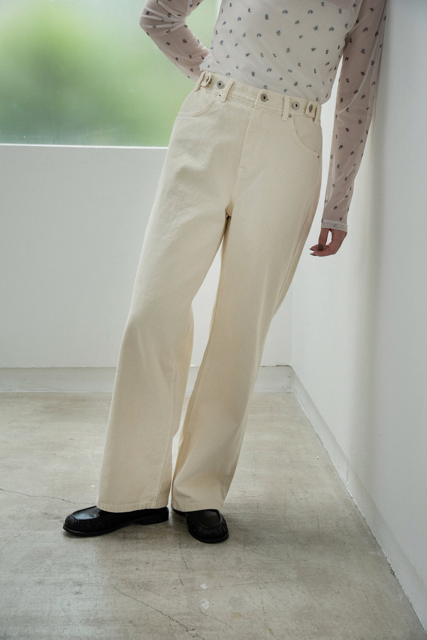 tuck button accent color pants