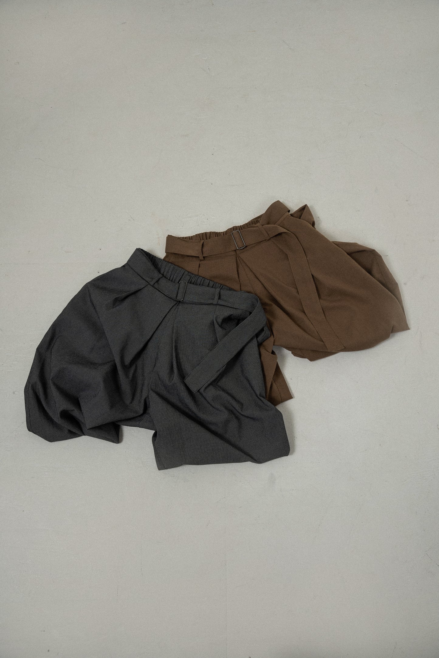 belt set center tuck check pants