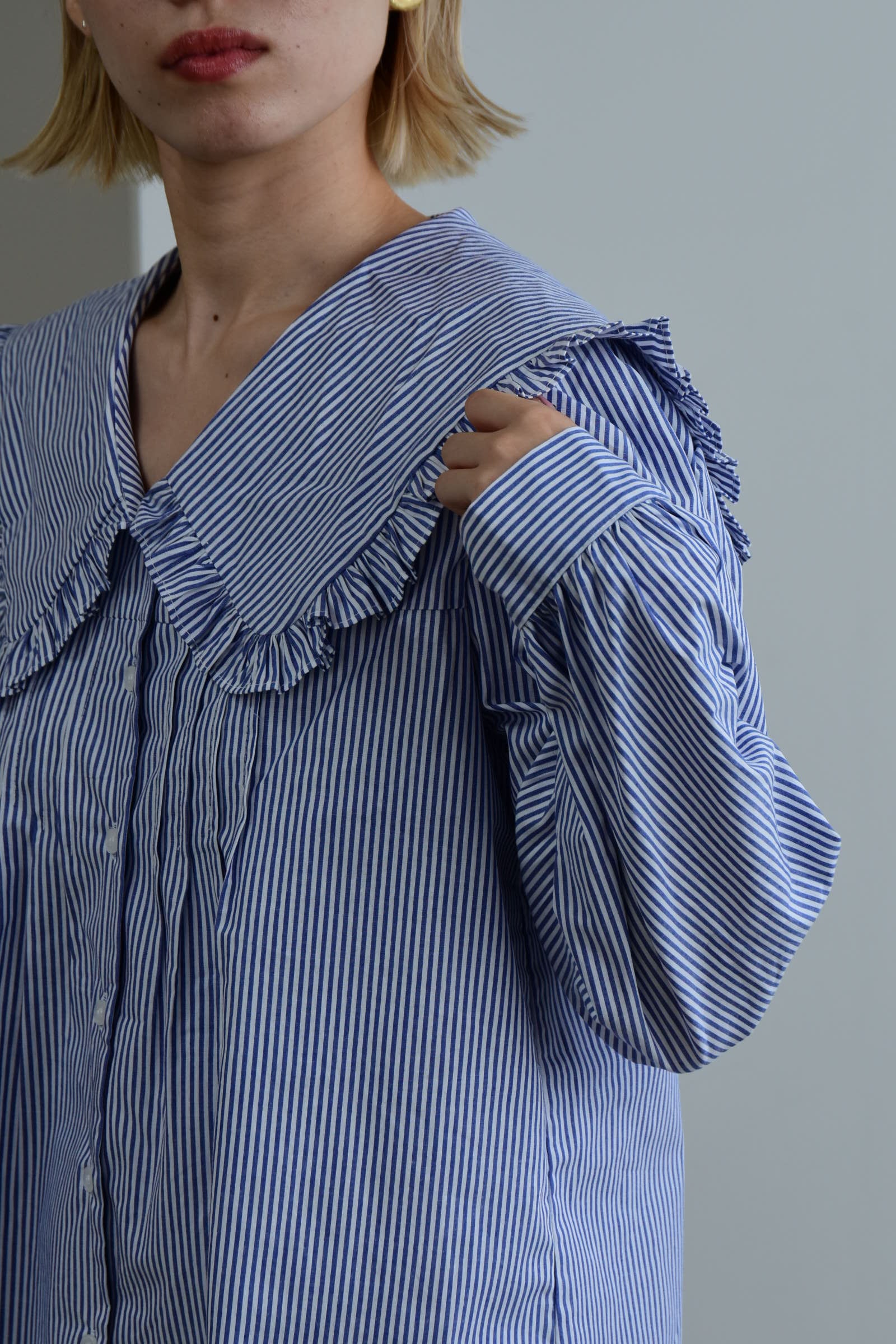 frill collar pin tuck blouse – eim online（エイム オンライン）