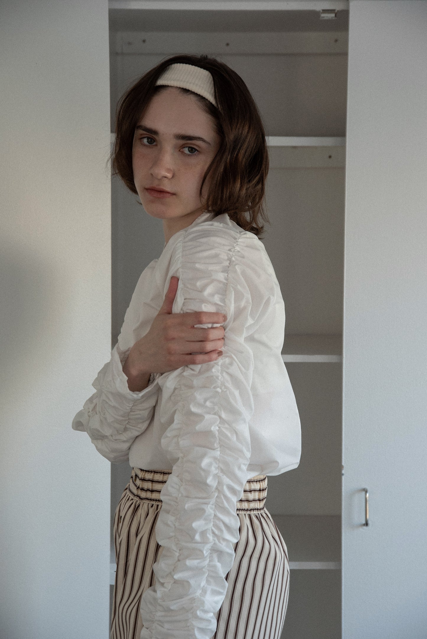 whip sleeve front hole blouse