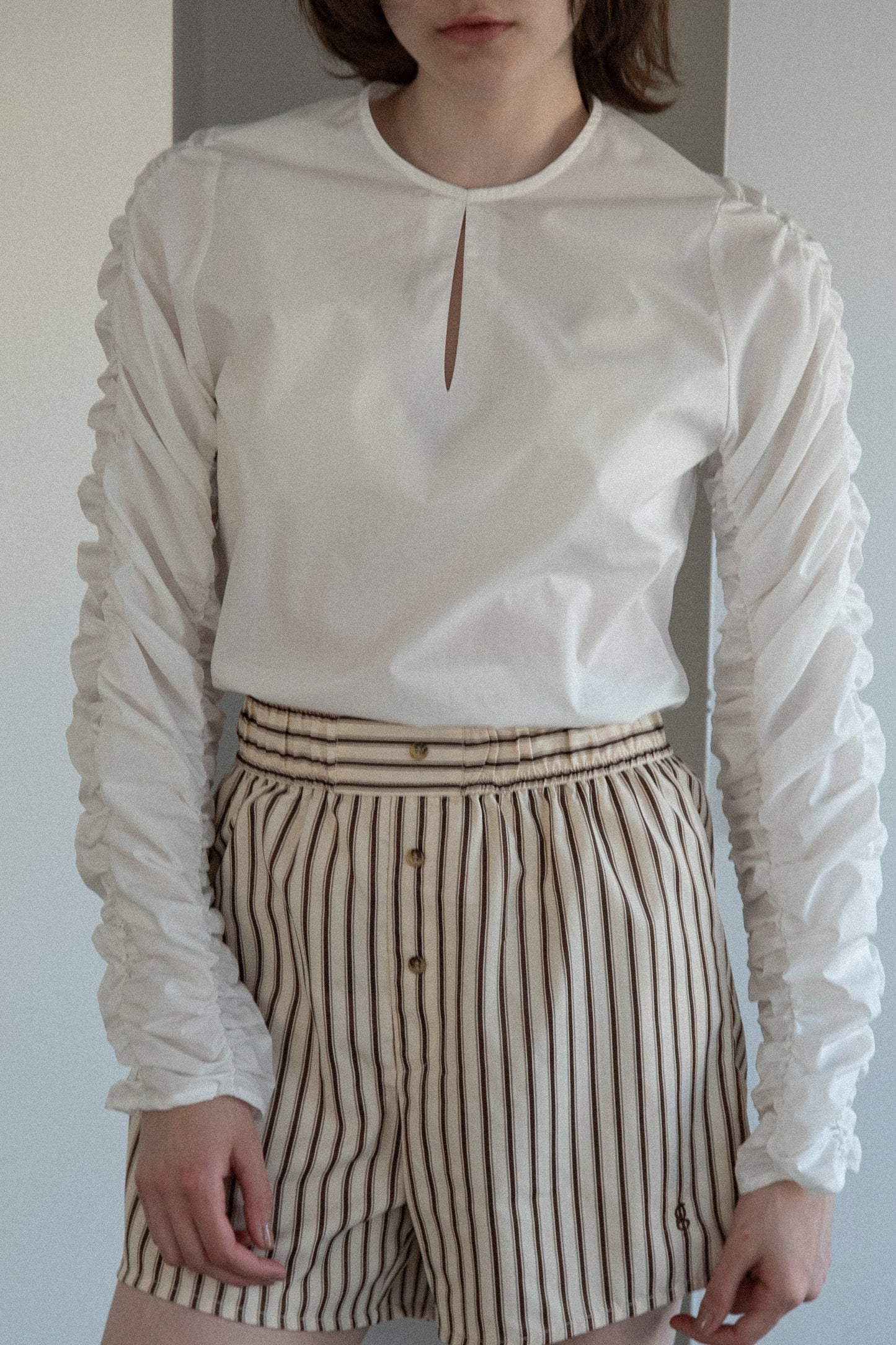 whip sleeve front hole blouse