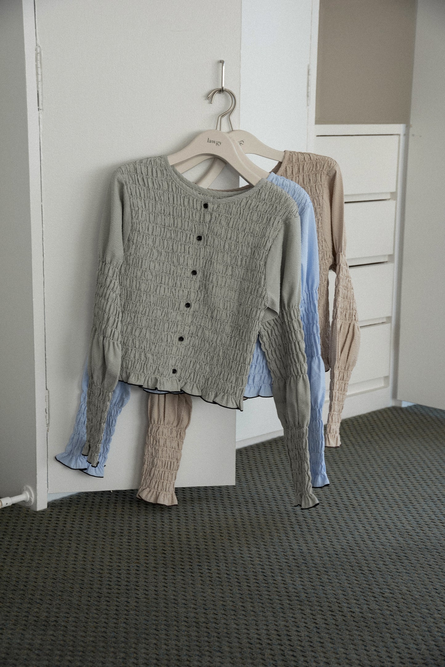 button point random shirring blouse