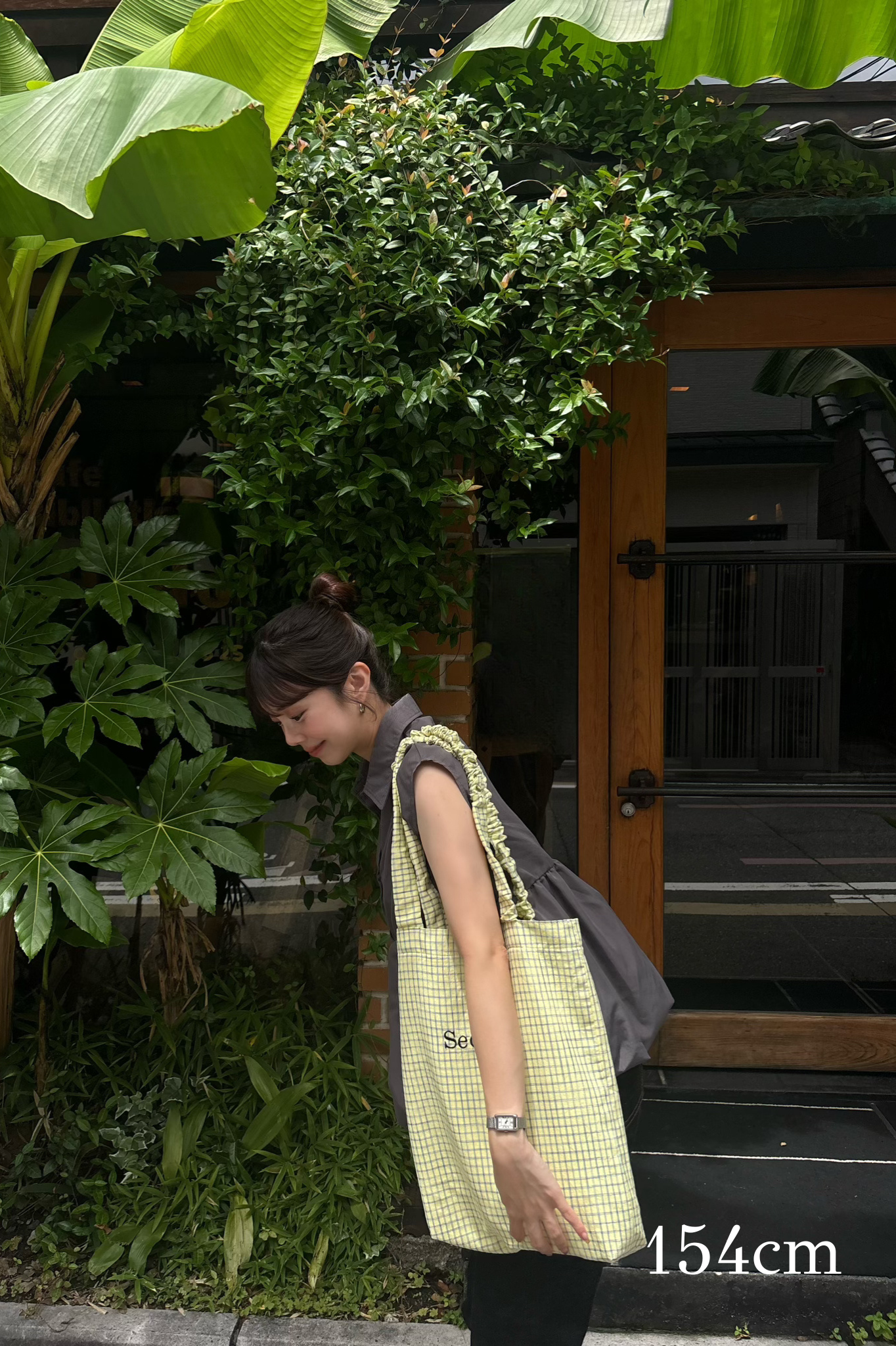 handle gather check tote bag