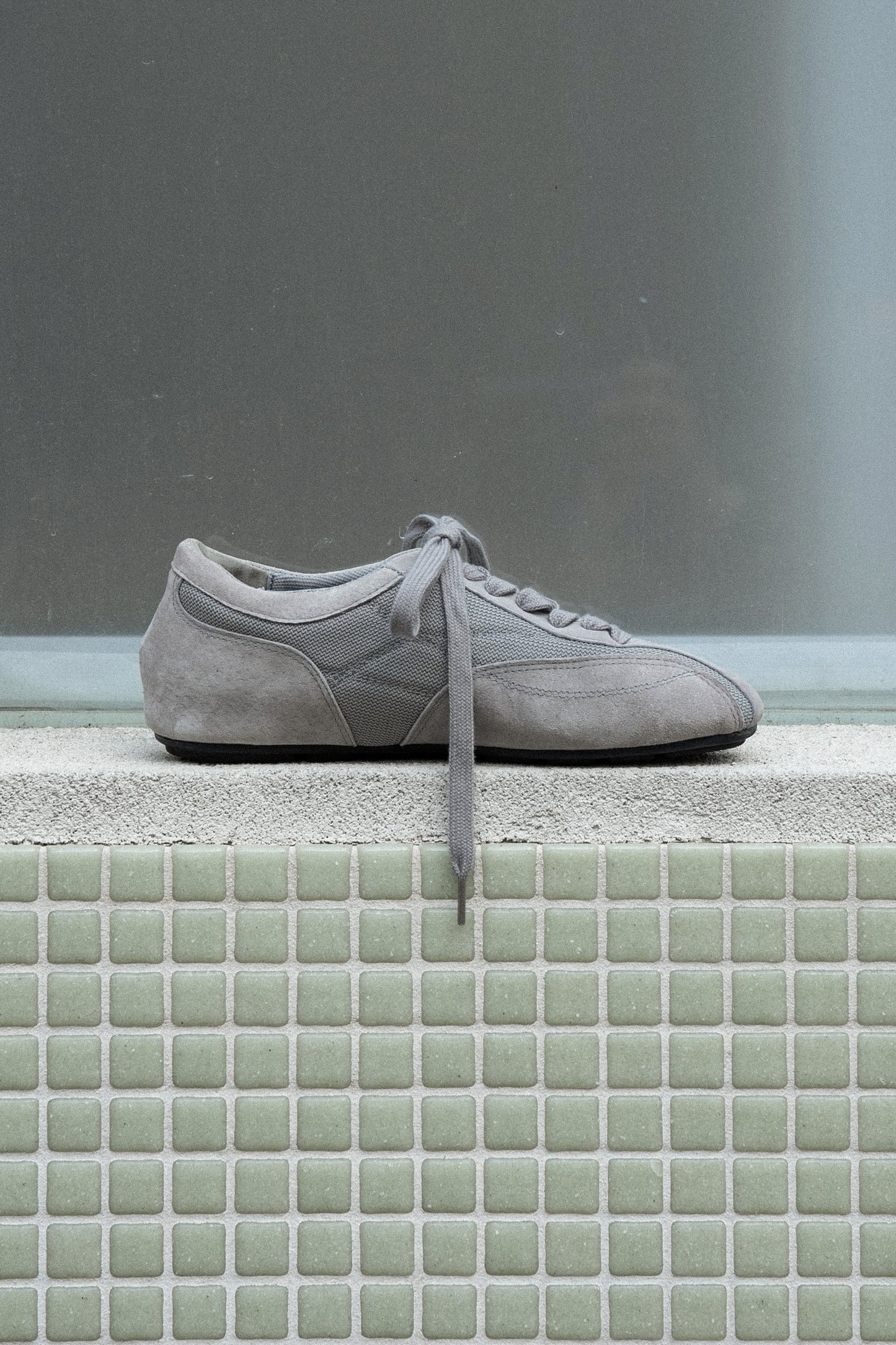 thin sole mixed material sneaker