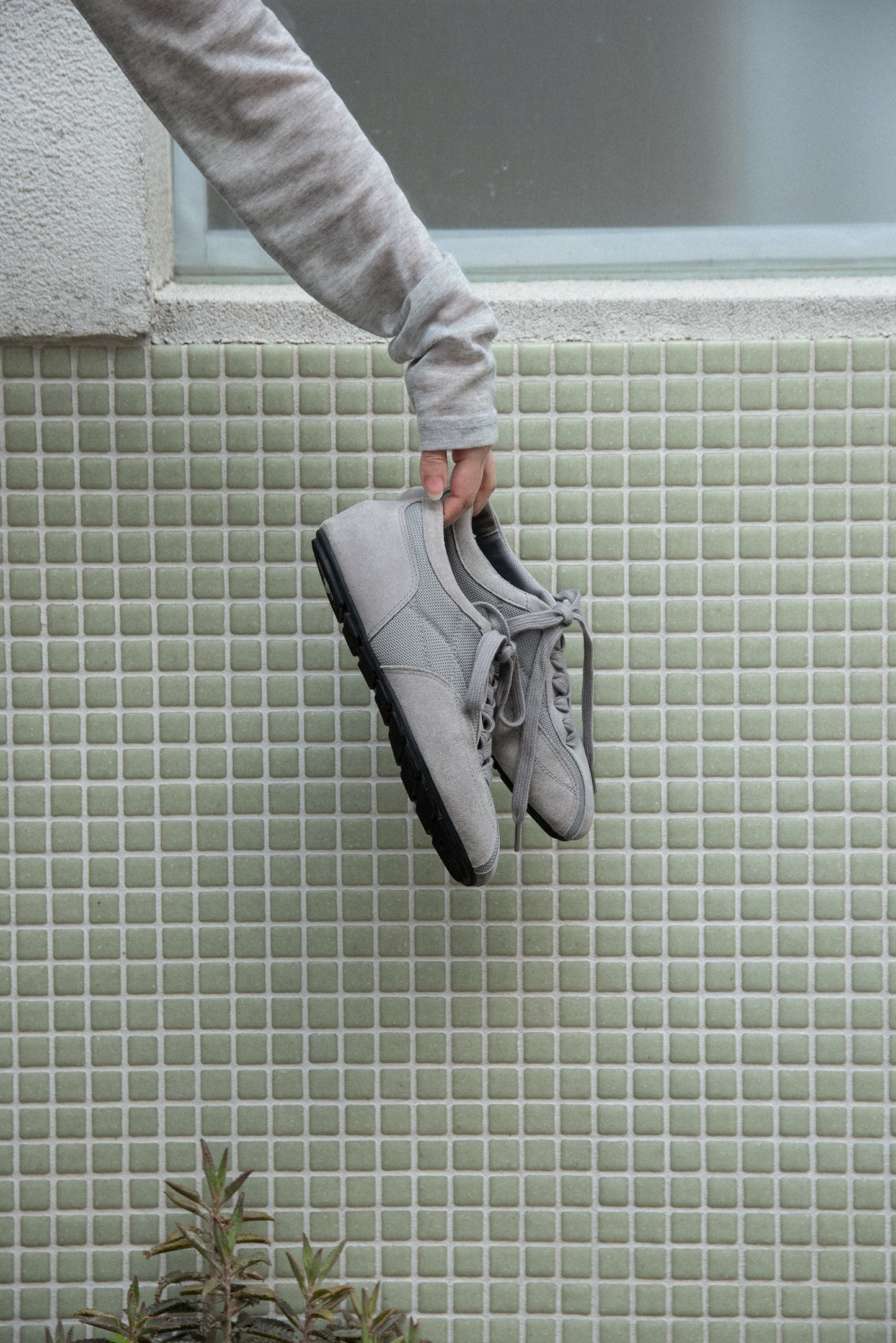 thin sole mixed material sneaker