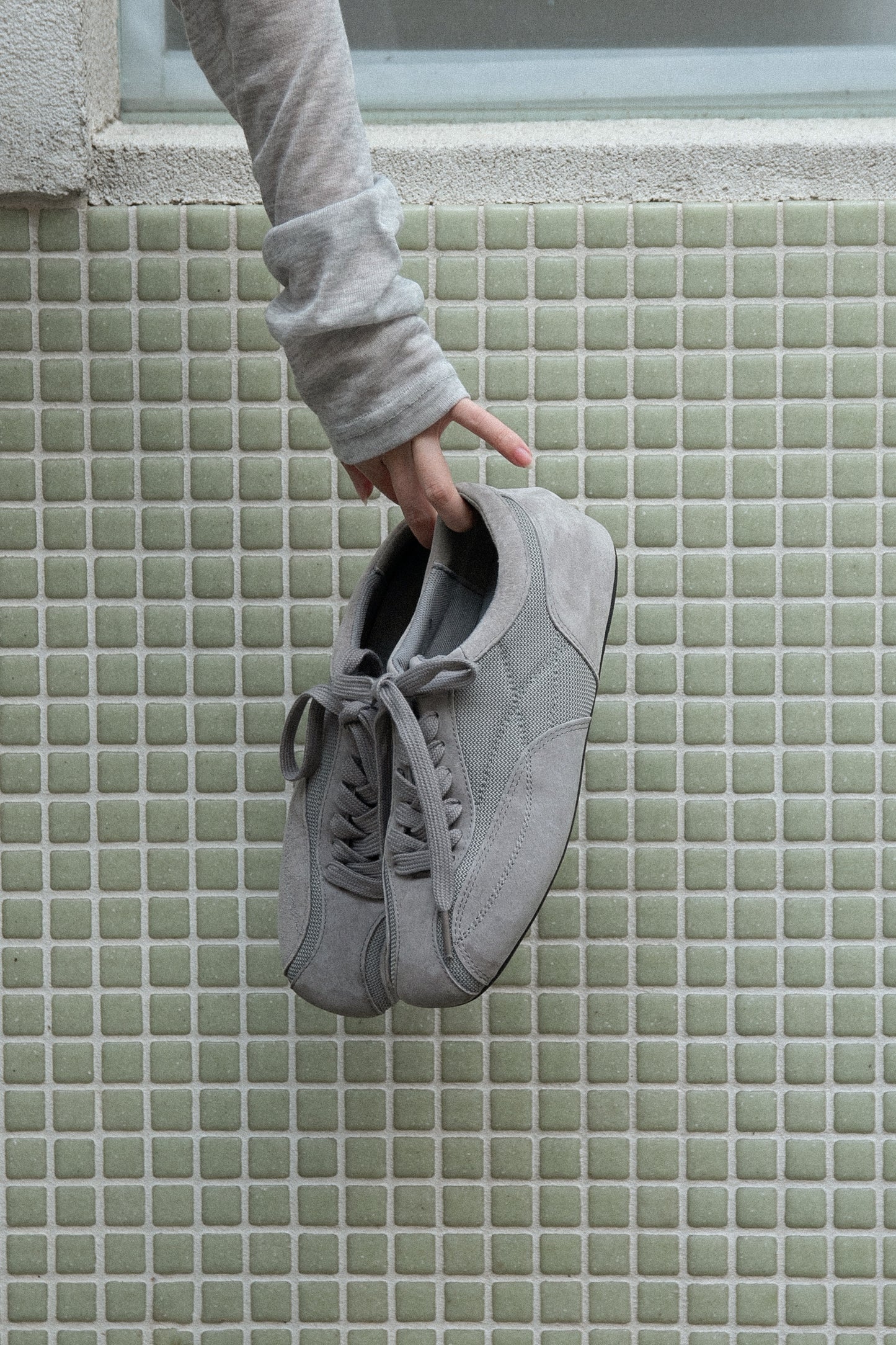 thin sole mixed material sneaker