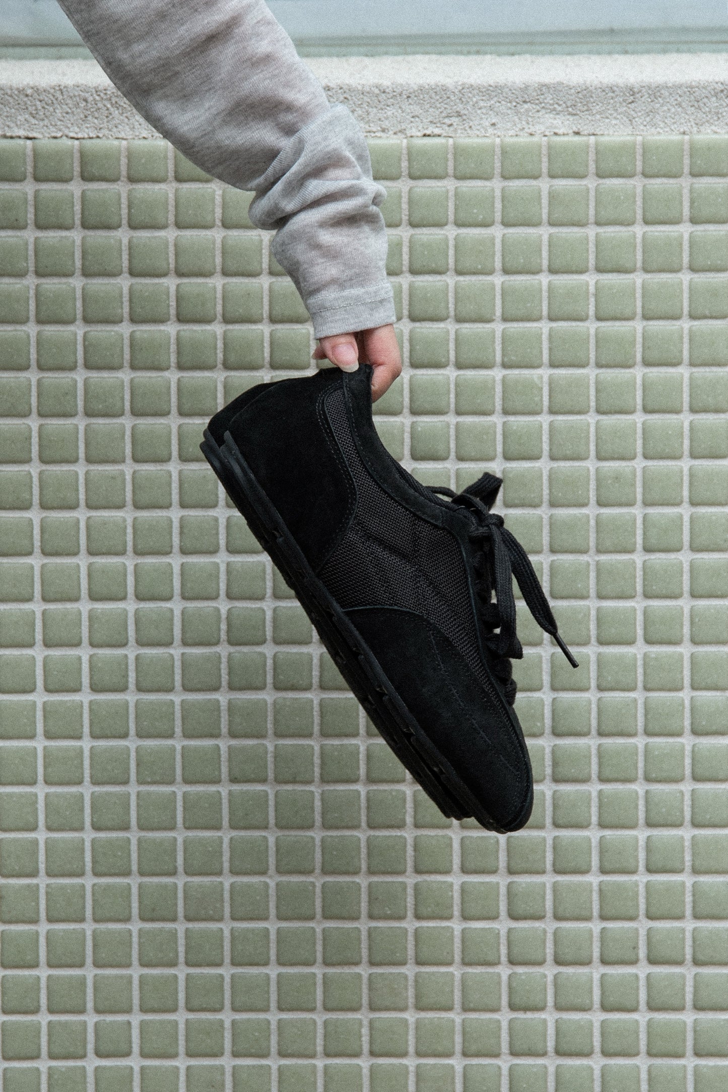 thin sole mixed material sneaker