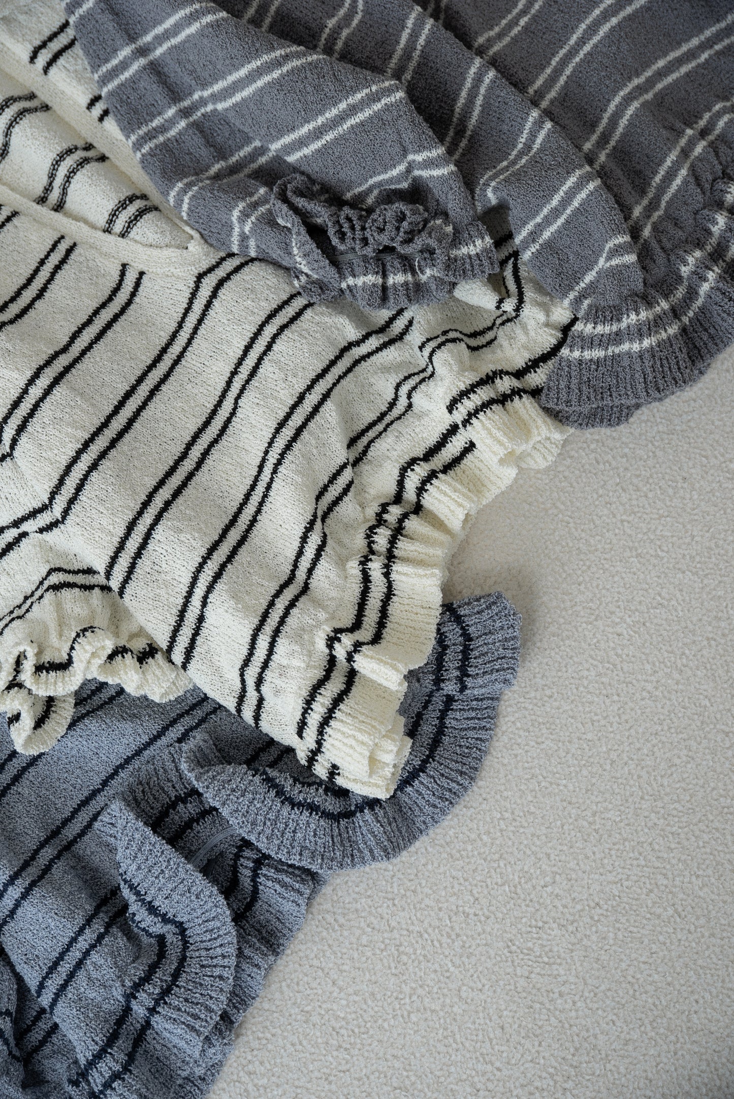u neck frill border knit tops