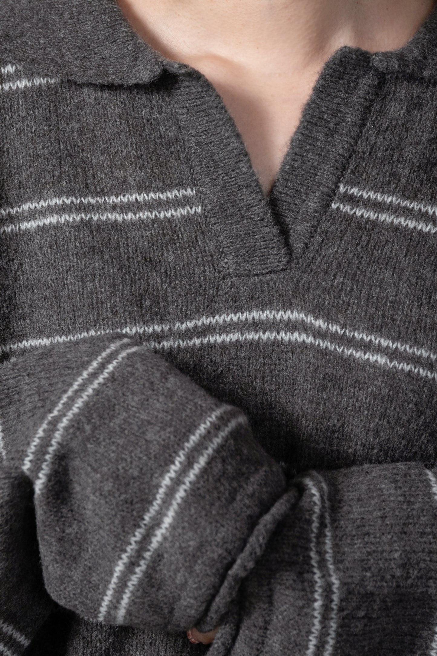 loose double border key neck knit