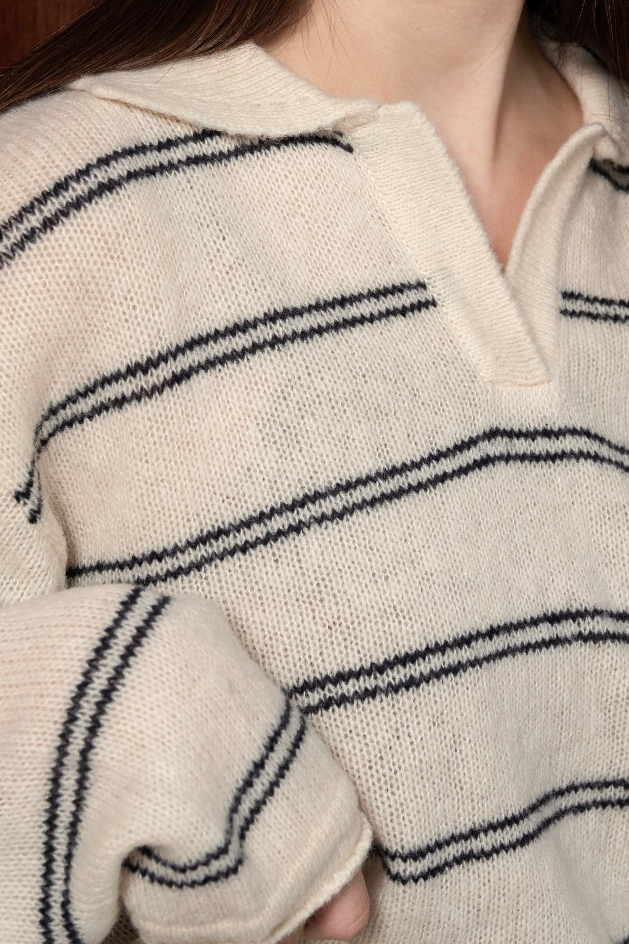 loose double border key neck knit