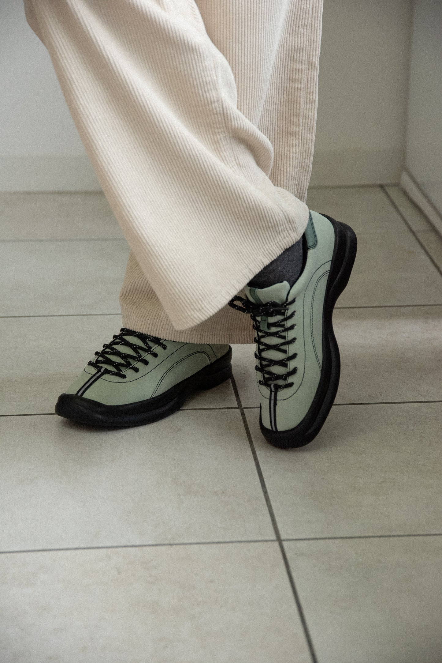 square toe bi color stitch sneaker