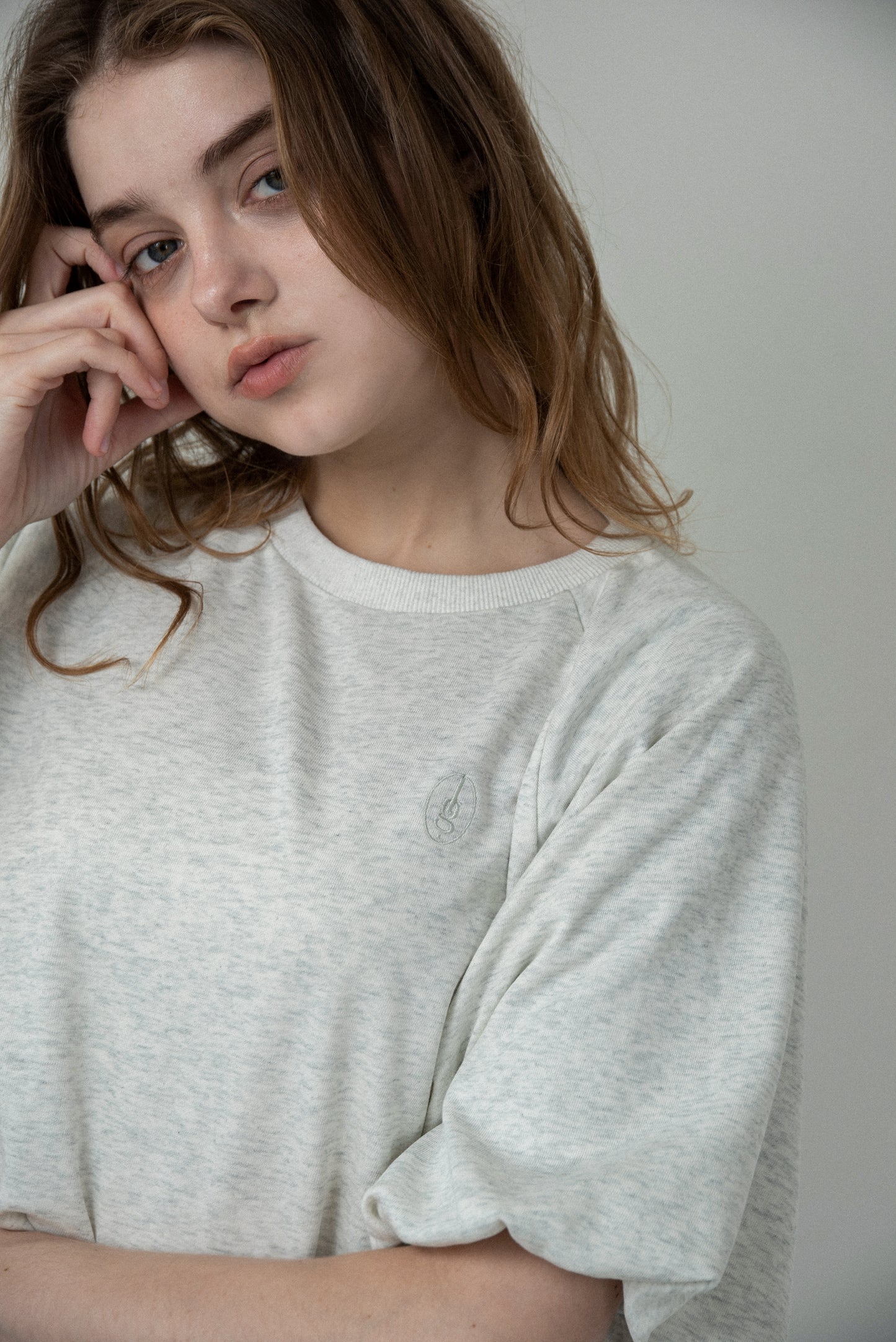 balloon raglan sleeve logo sweat