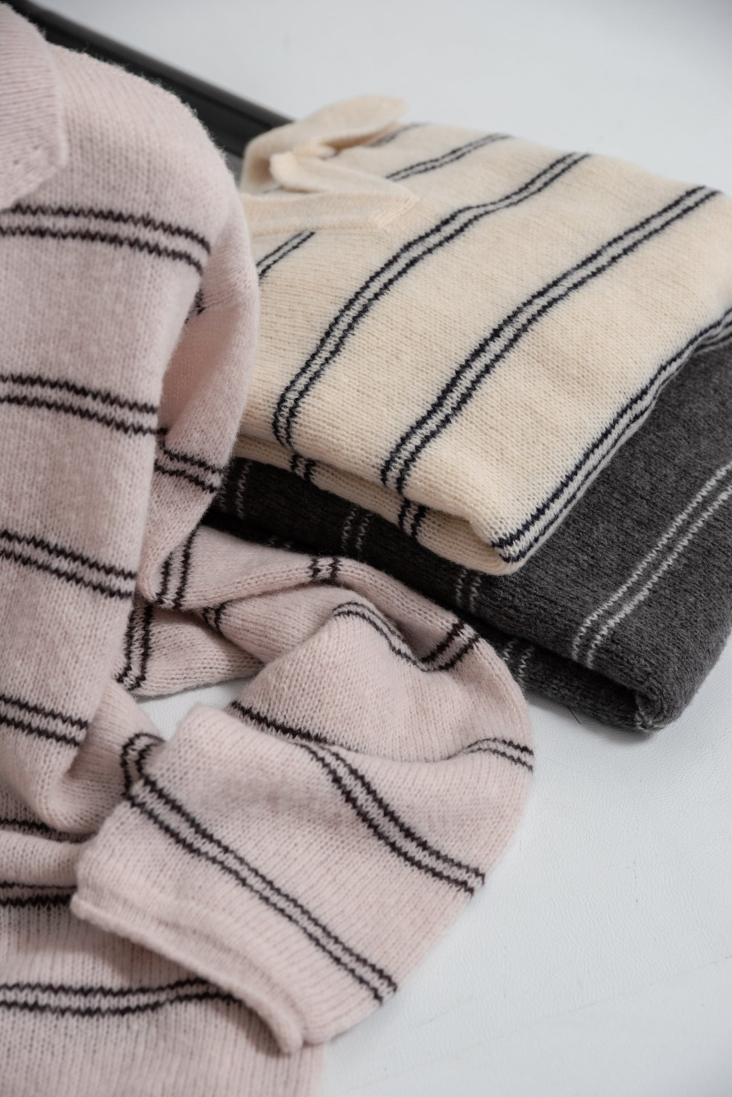 loose double border key neck knit