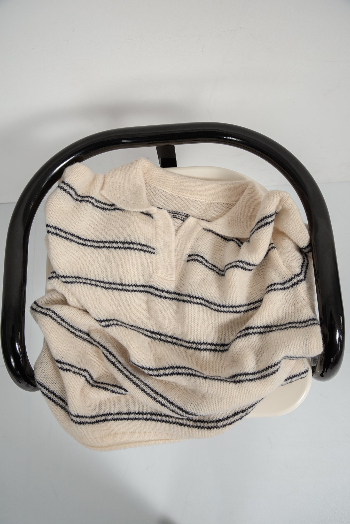 loose double border key neck knit