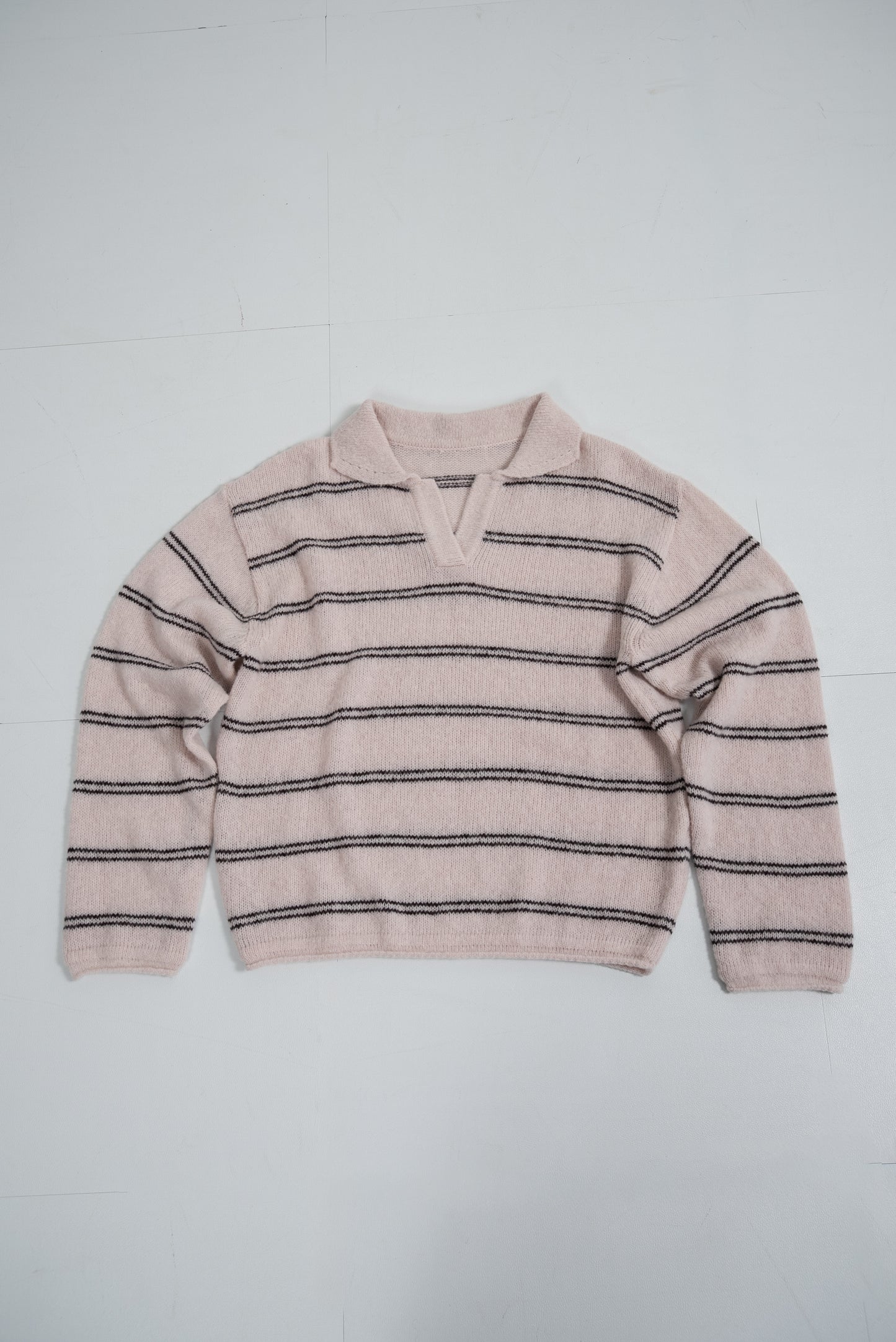 loose double border key neck knit