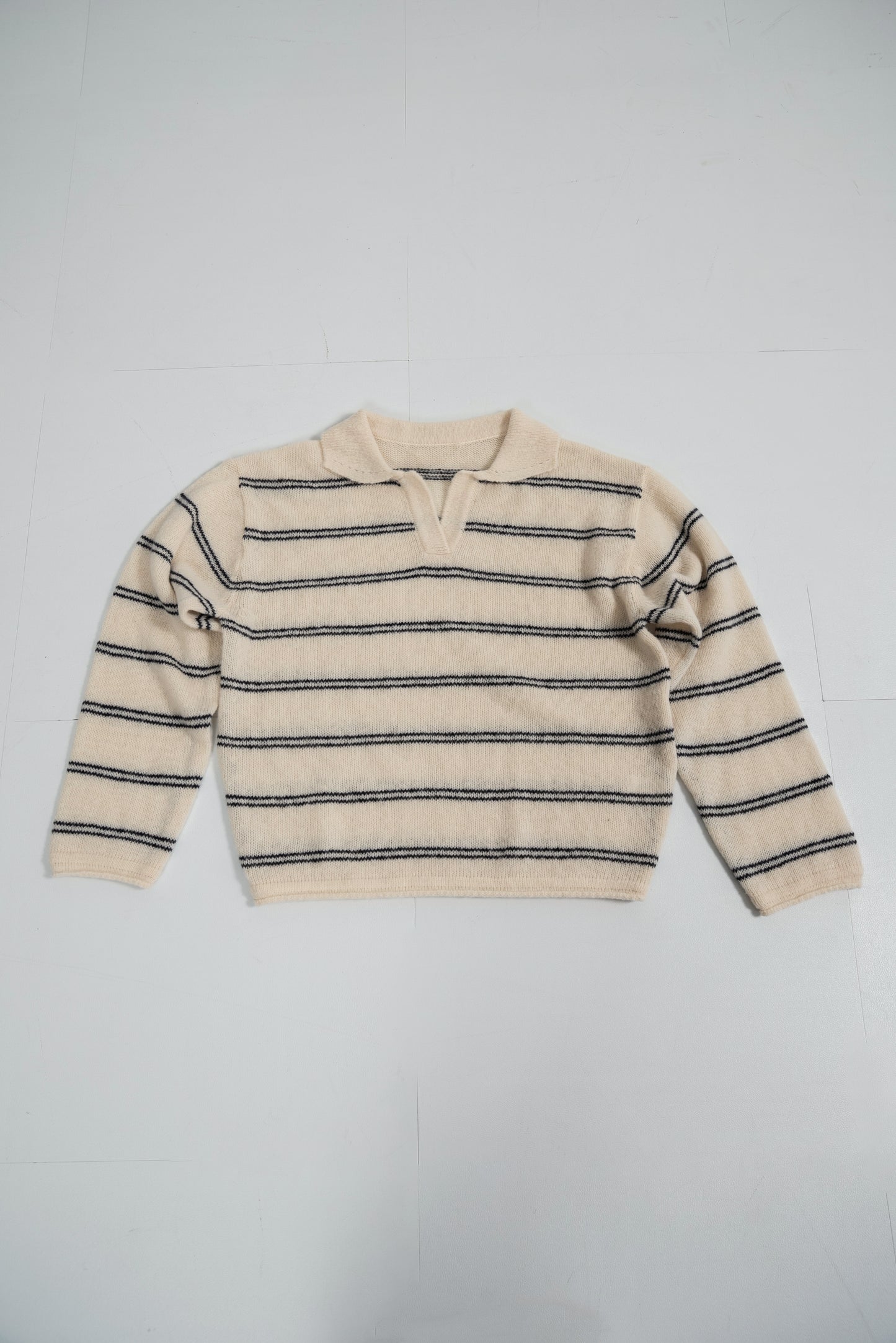 loose double border key neck knit