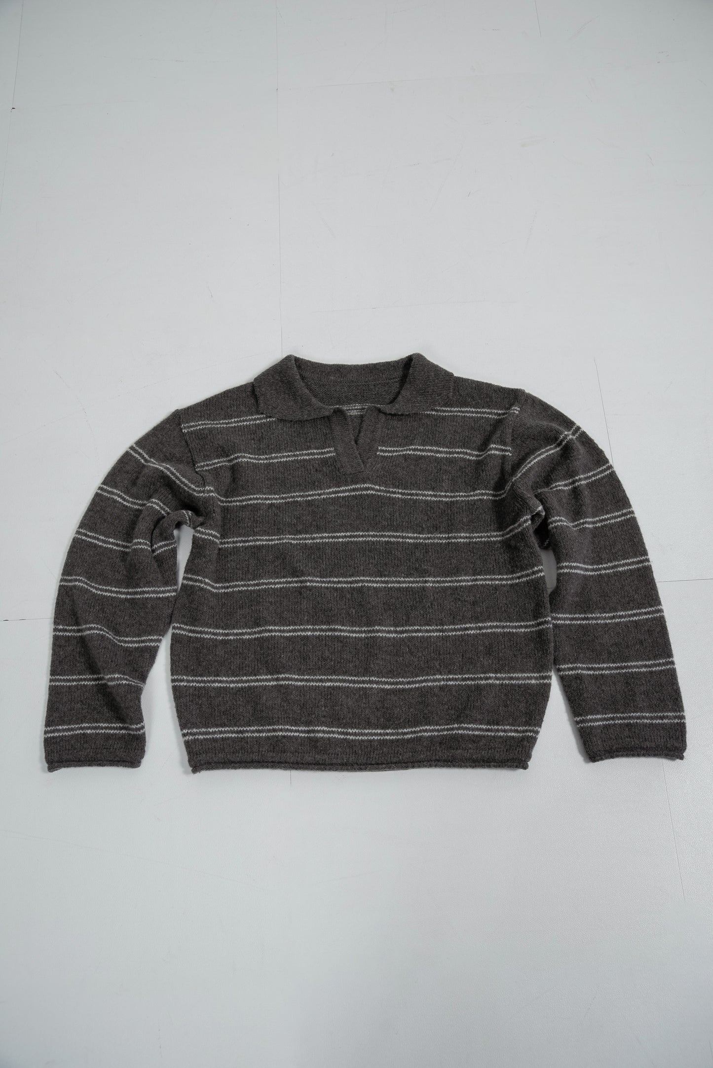 loose double border key neck knit