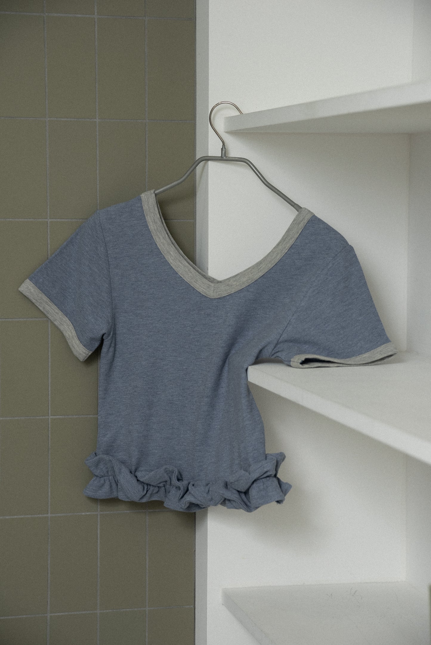 bicolor hem ruffle v tops