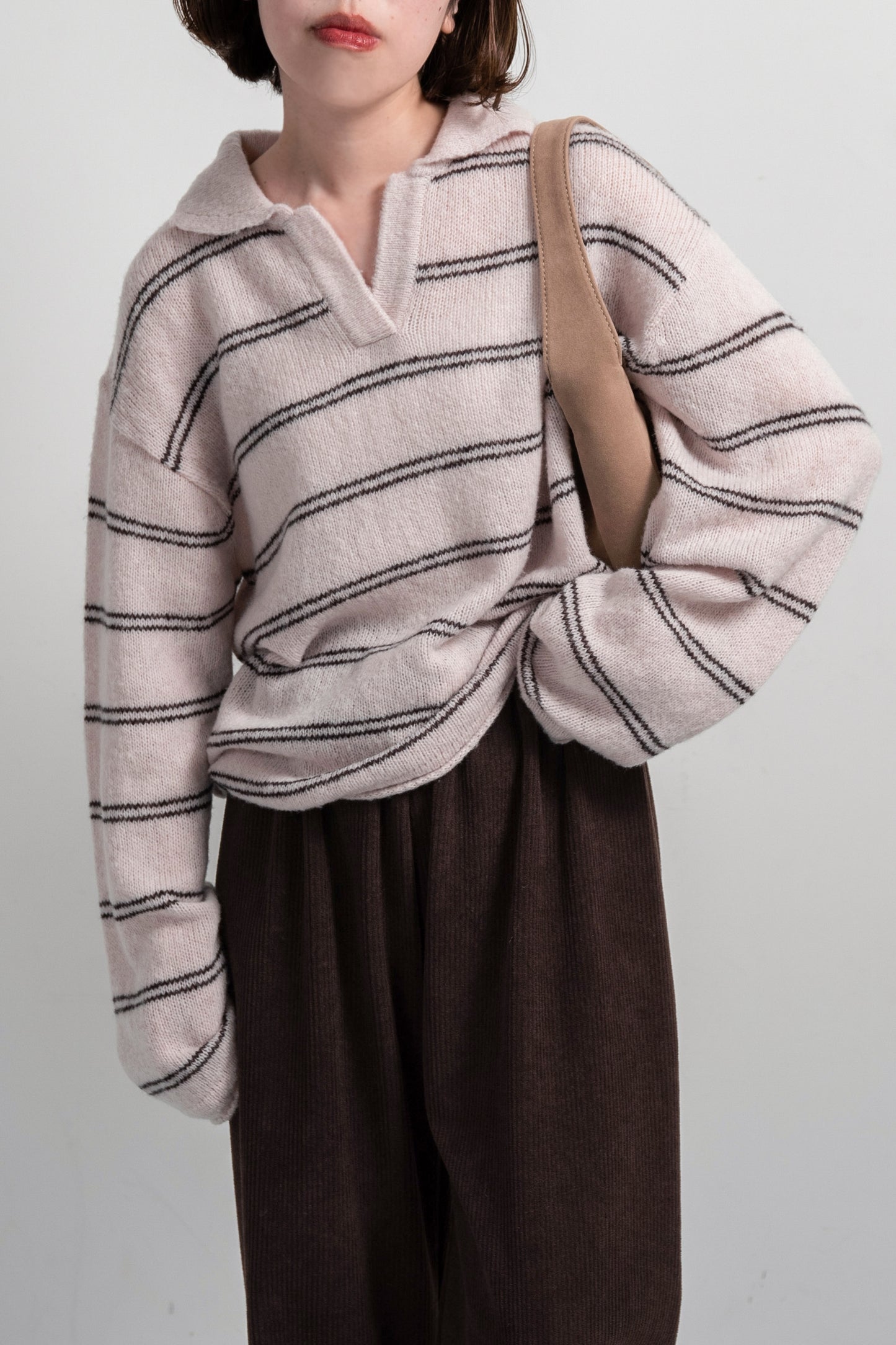 loose double border key neck knit