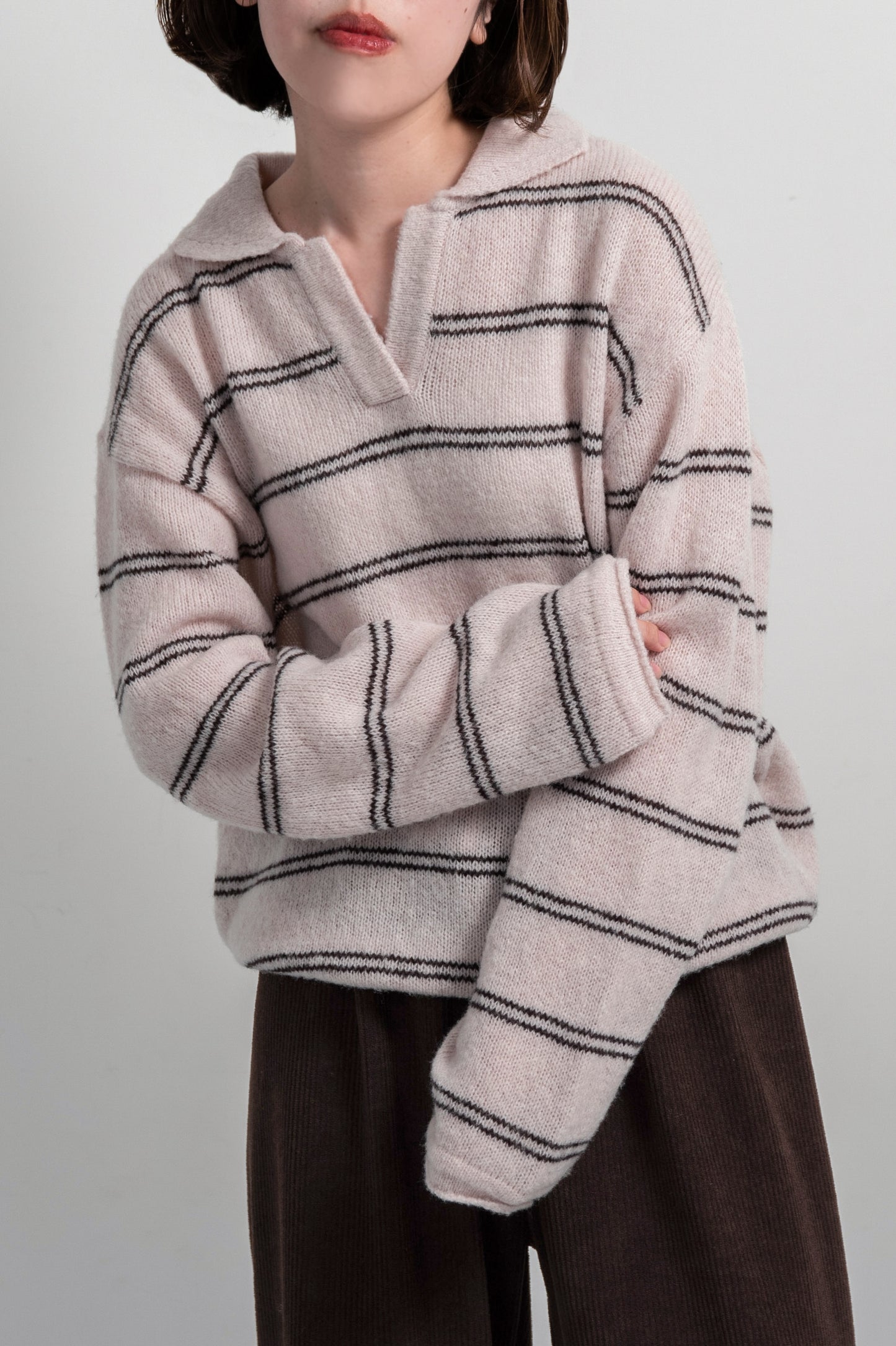 loose double border key neck knit