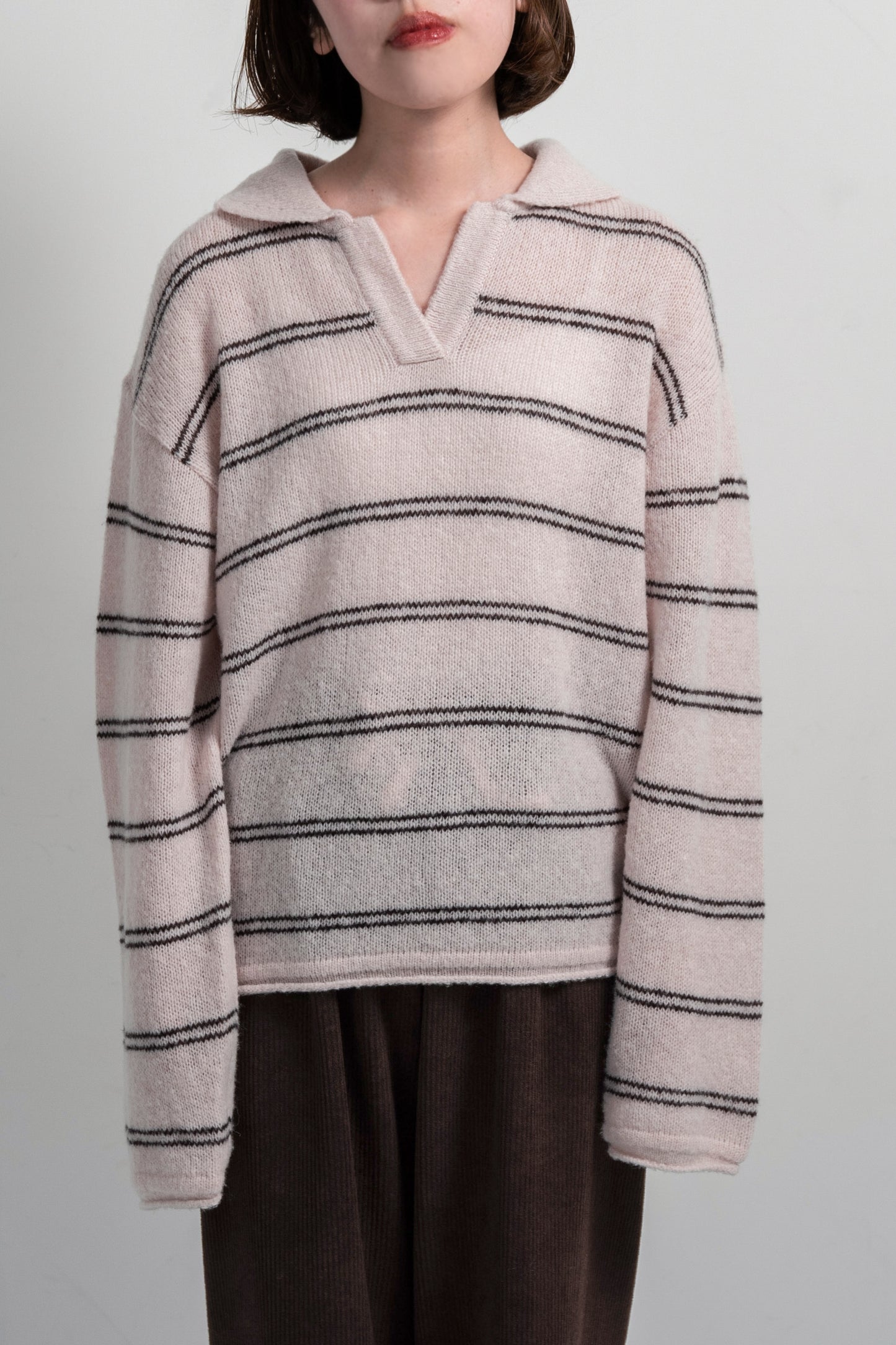 loose double border key neck knit