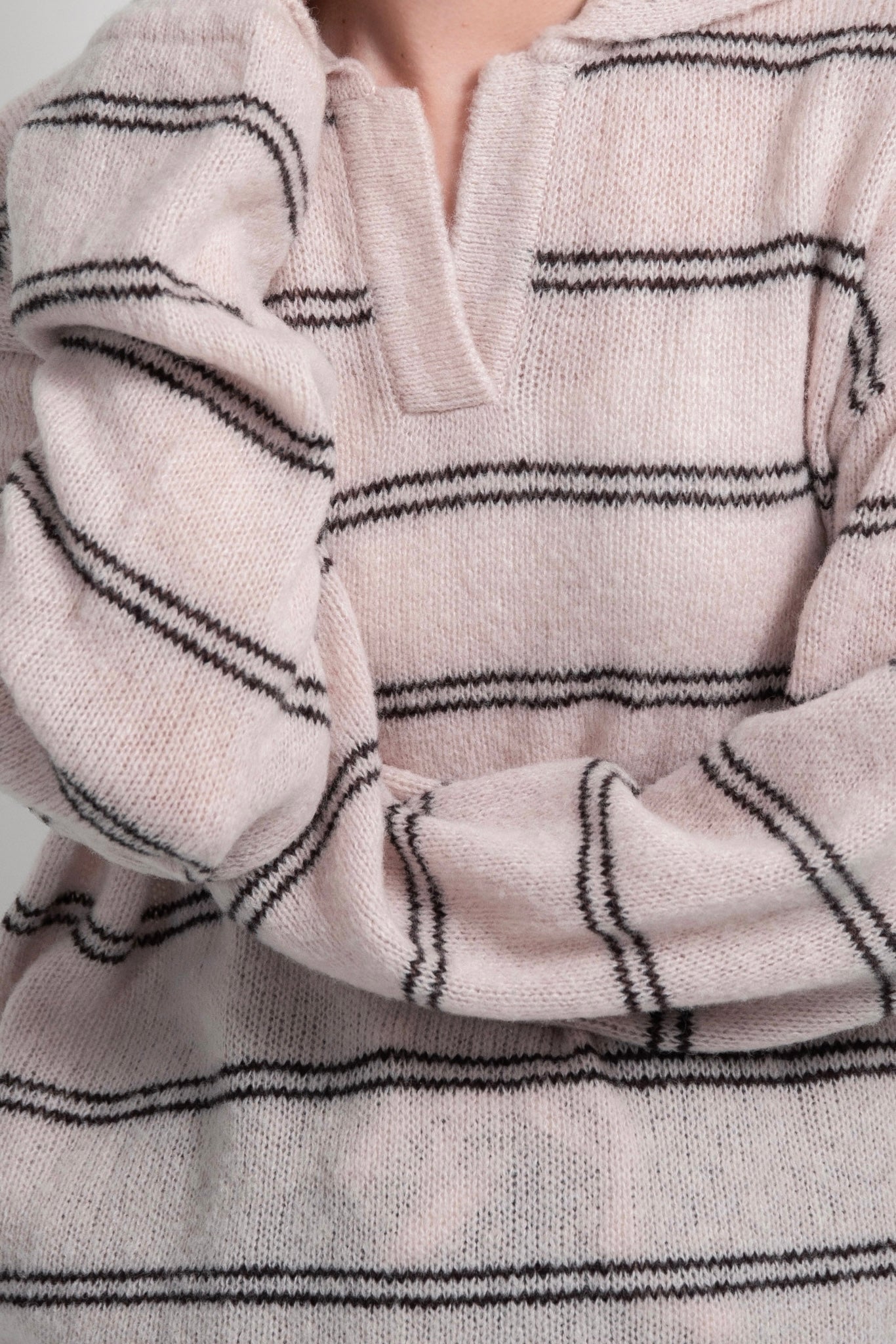 loose double border key neck knit