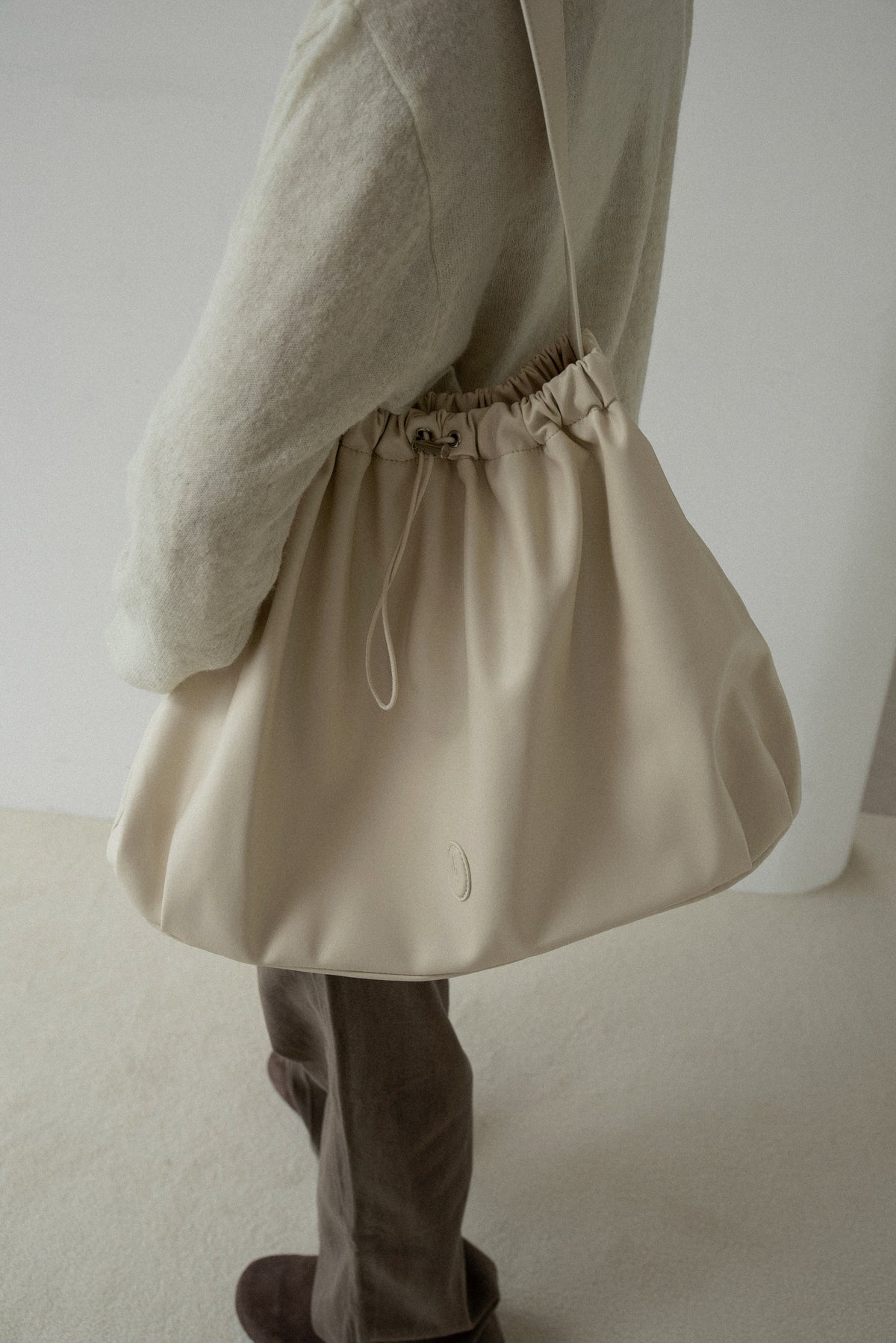 big circular form single handle gather bag