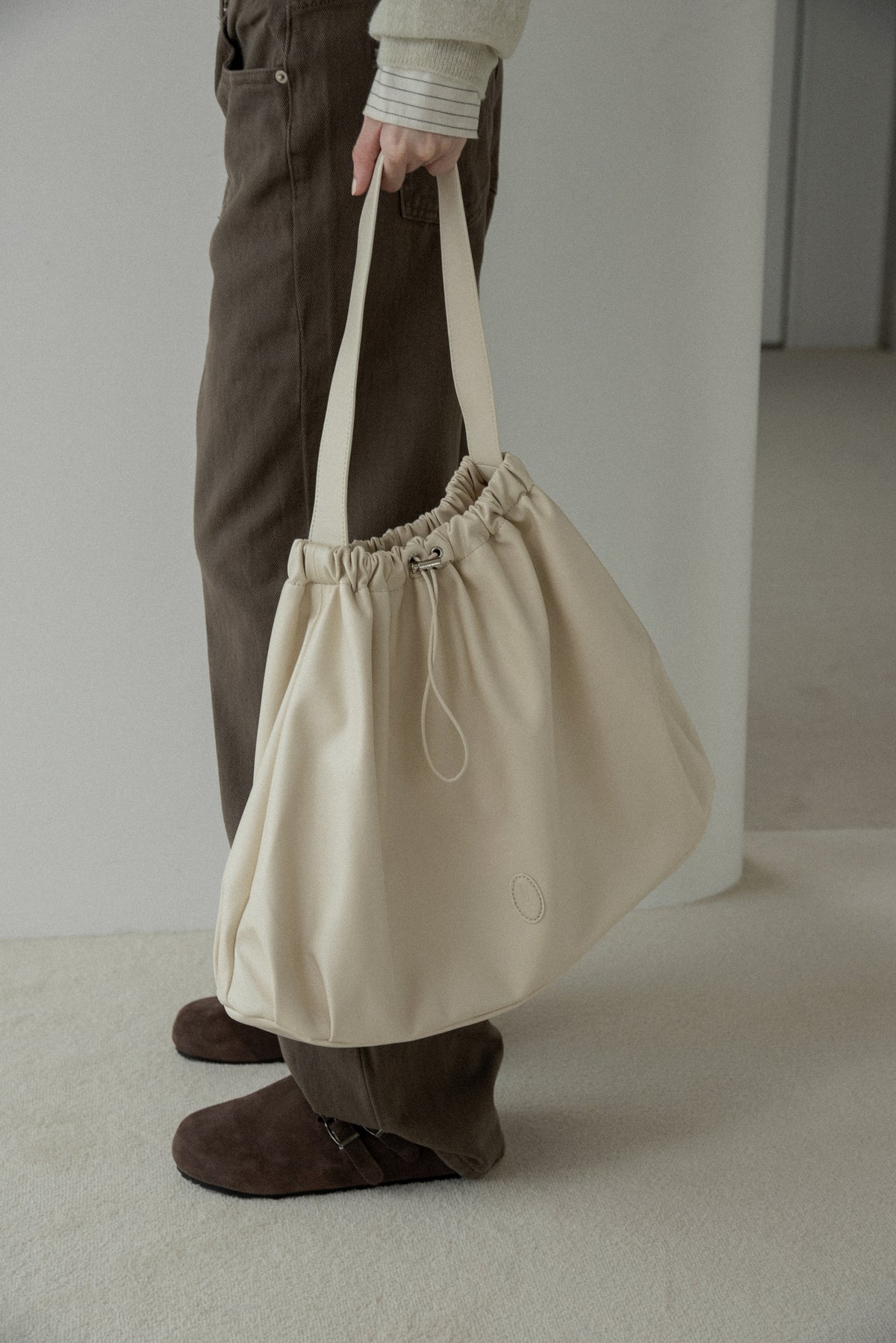 big circular form single handle gather bag