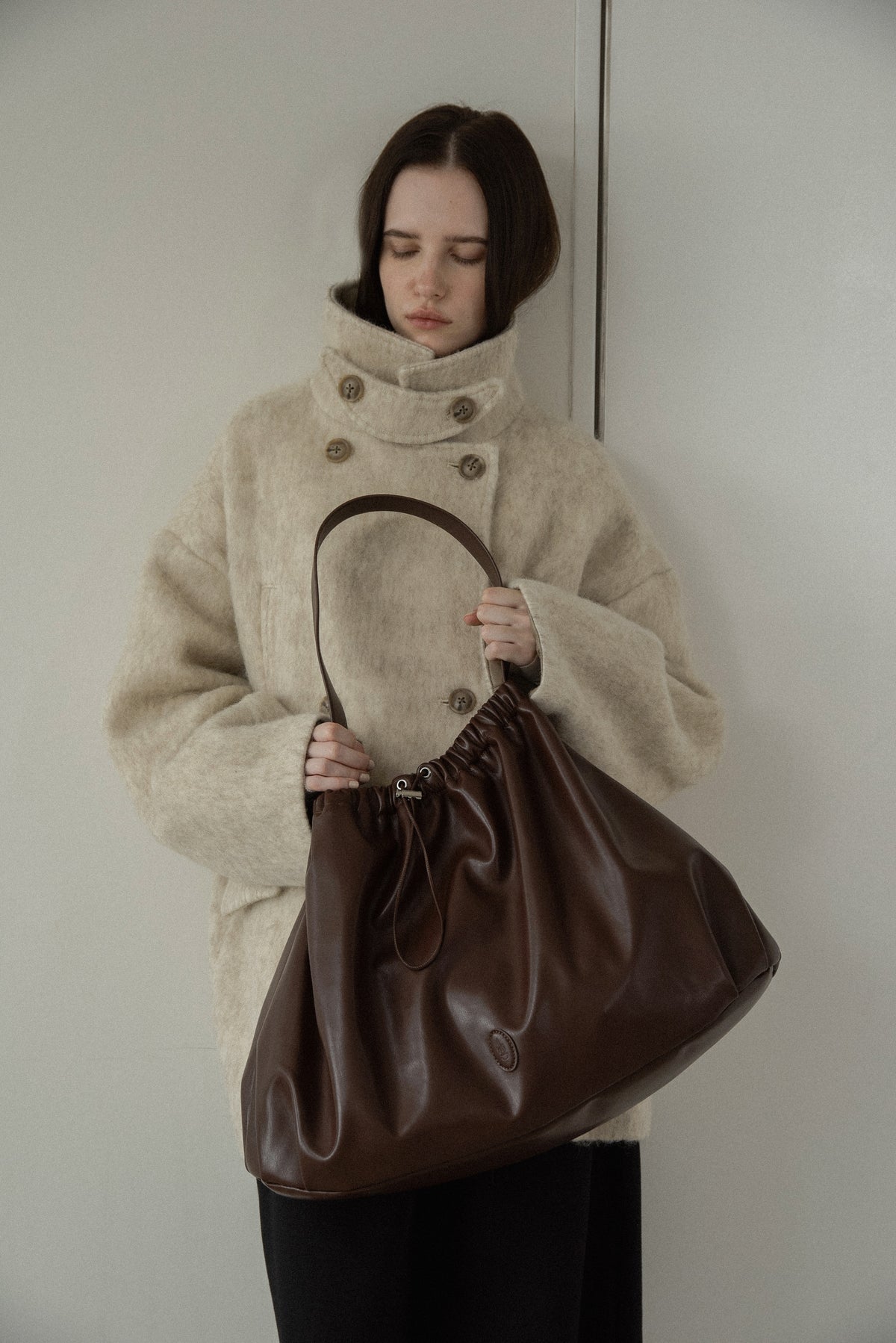 big circular form single handle gather bag