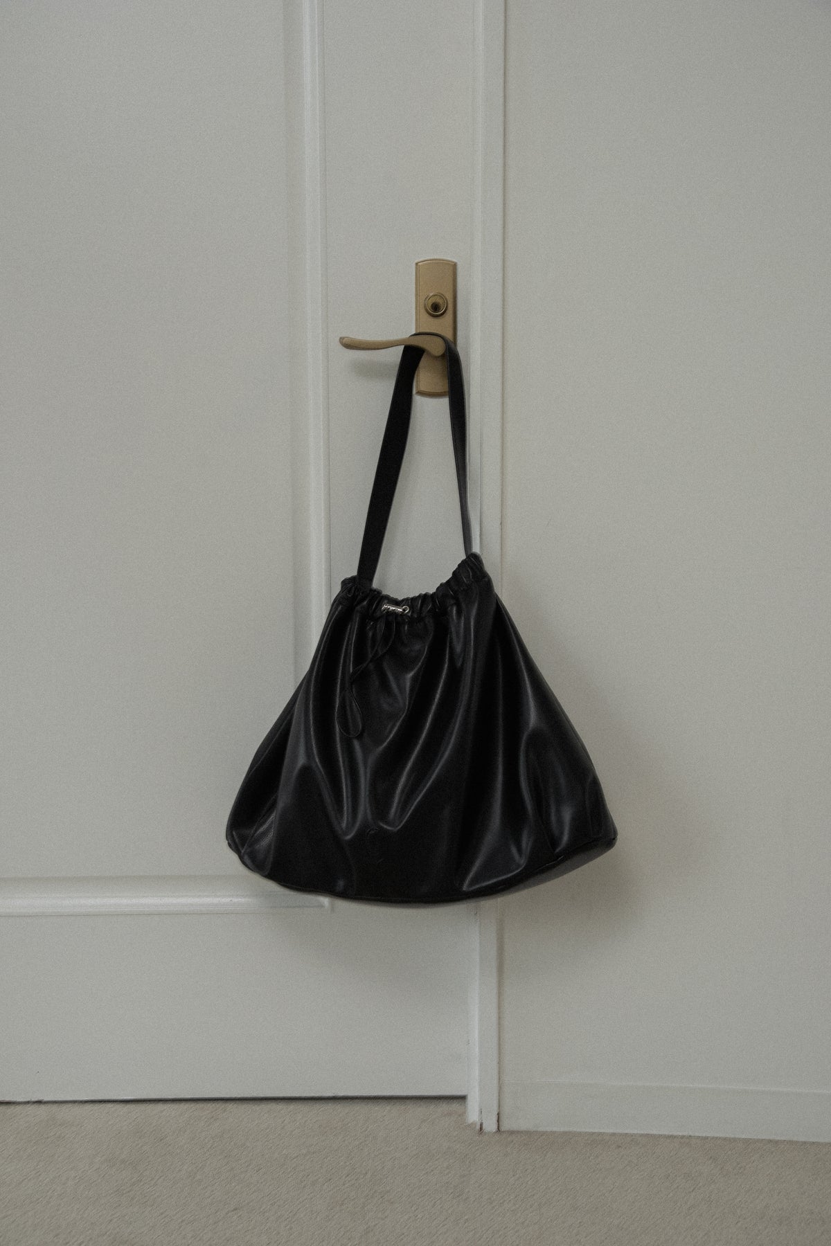 big circular form single handle gather bag