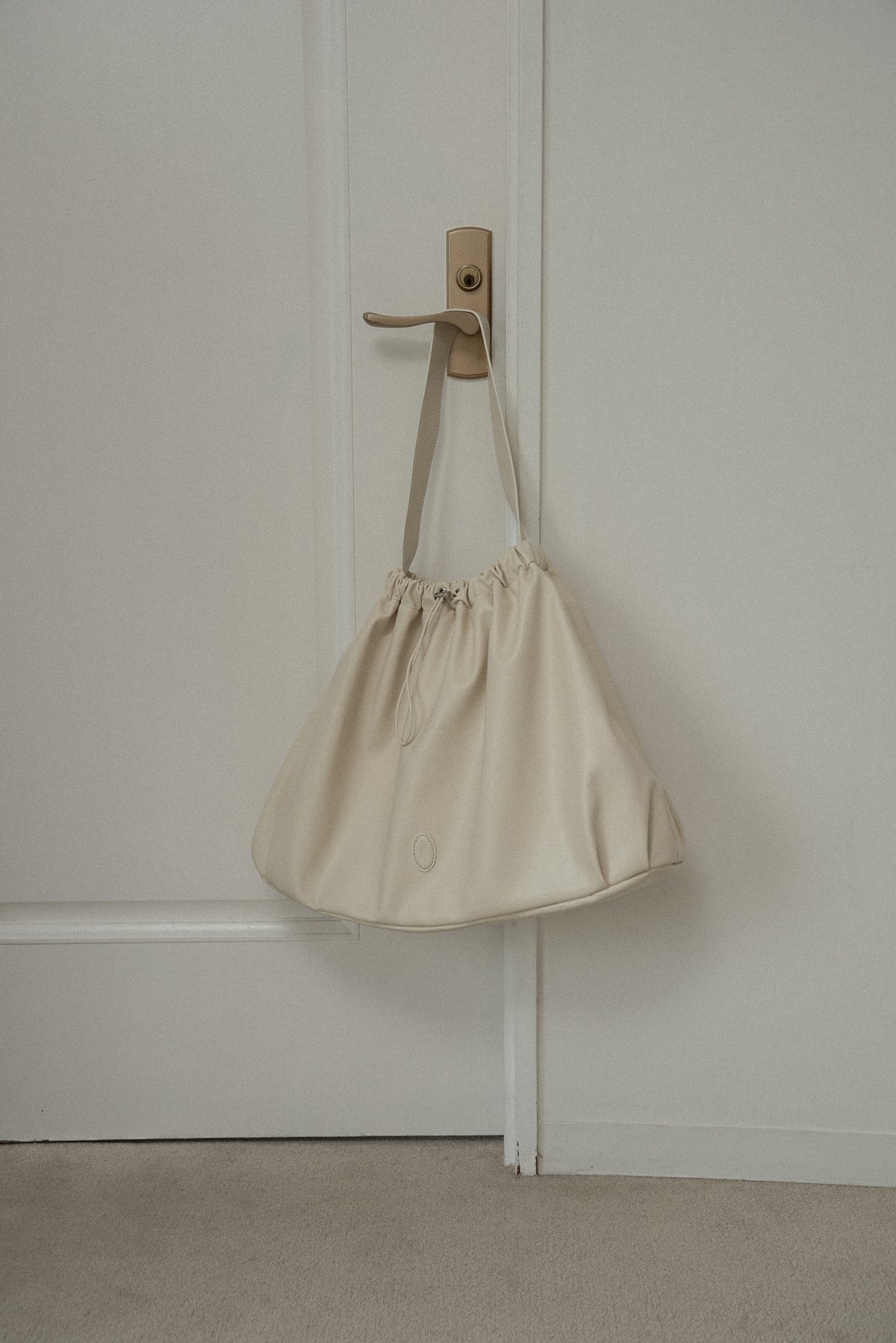 big circular form single handle gather bag