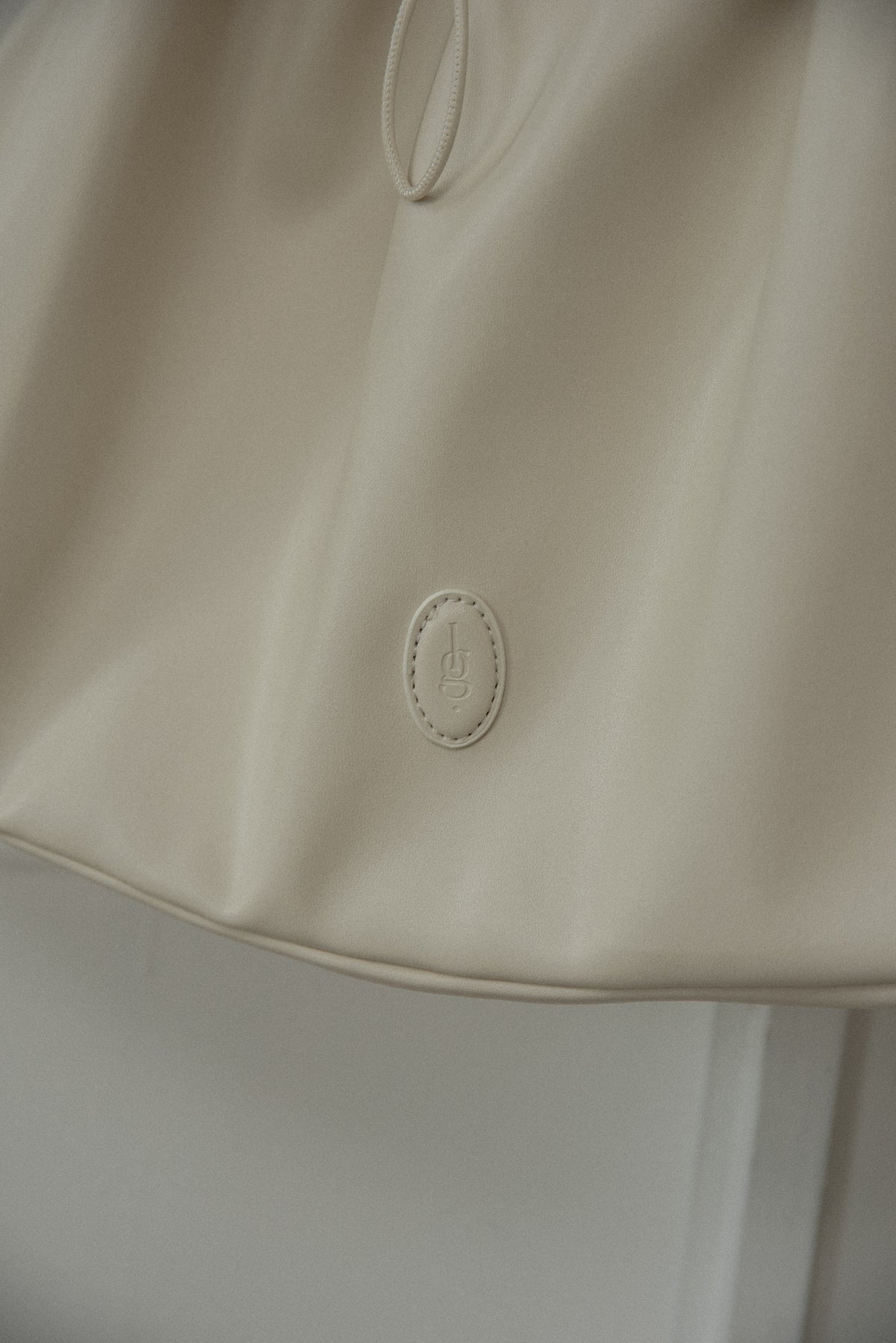big circular form single handle gather bag