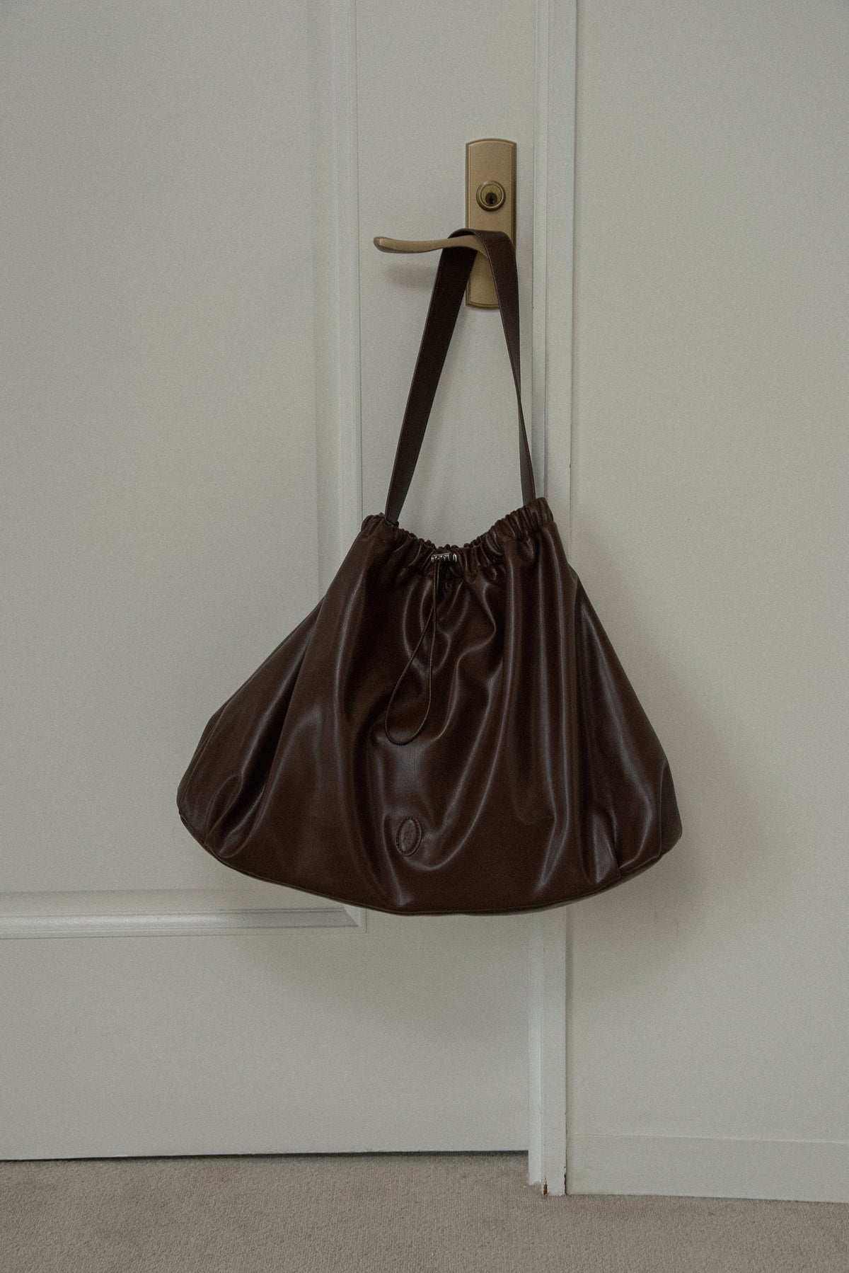 big circular form single handle gather bag