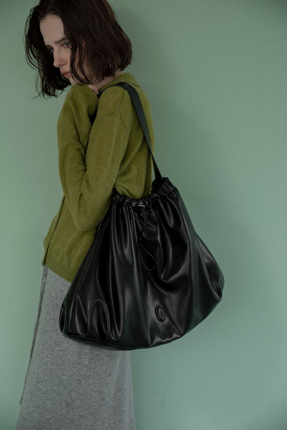 big circular form single handle gather bag