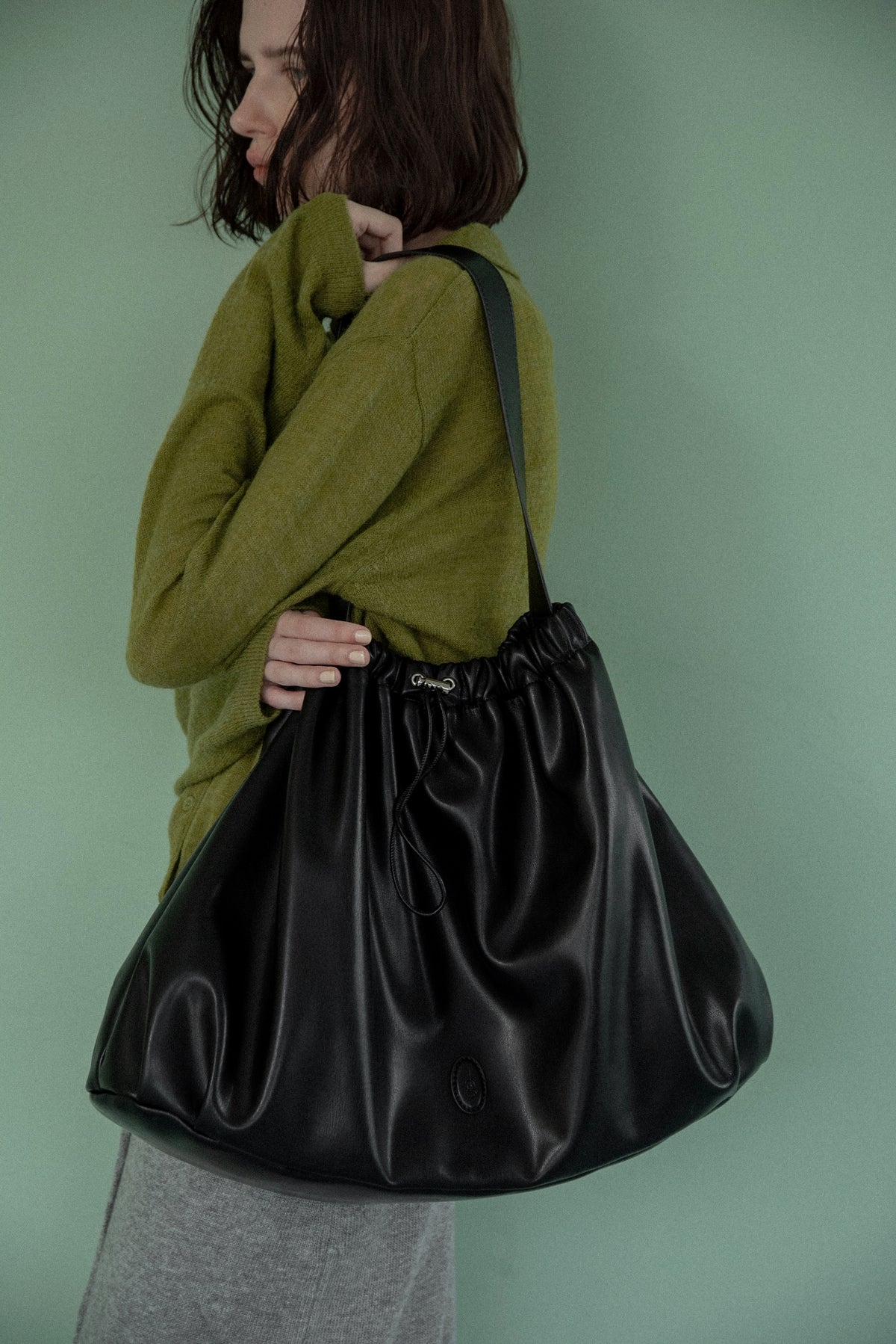 big circular form single handle gather bag