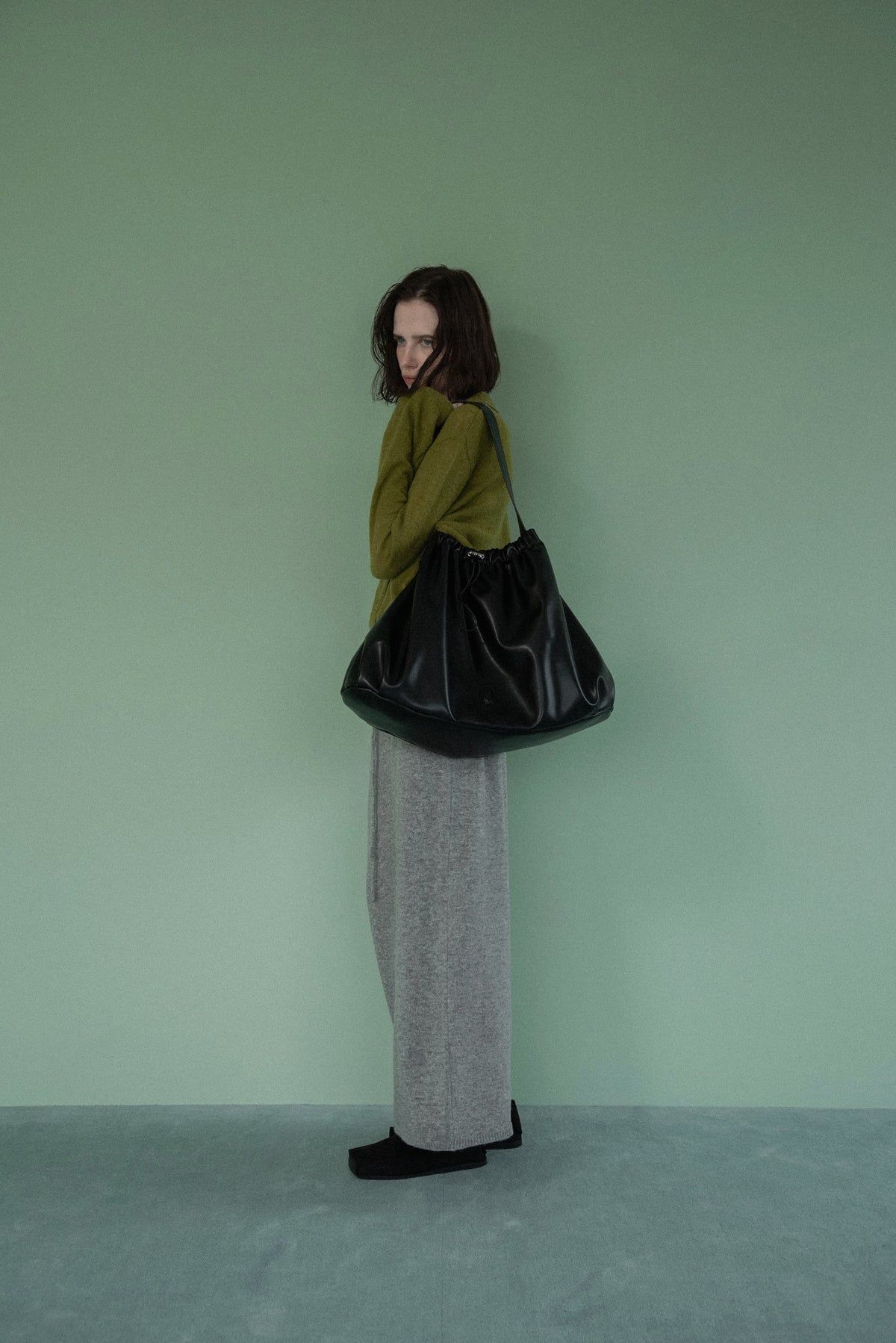 big circular form single handle gather bag