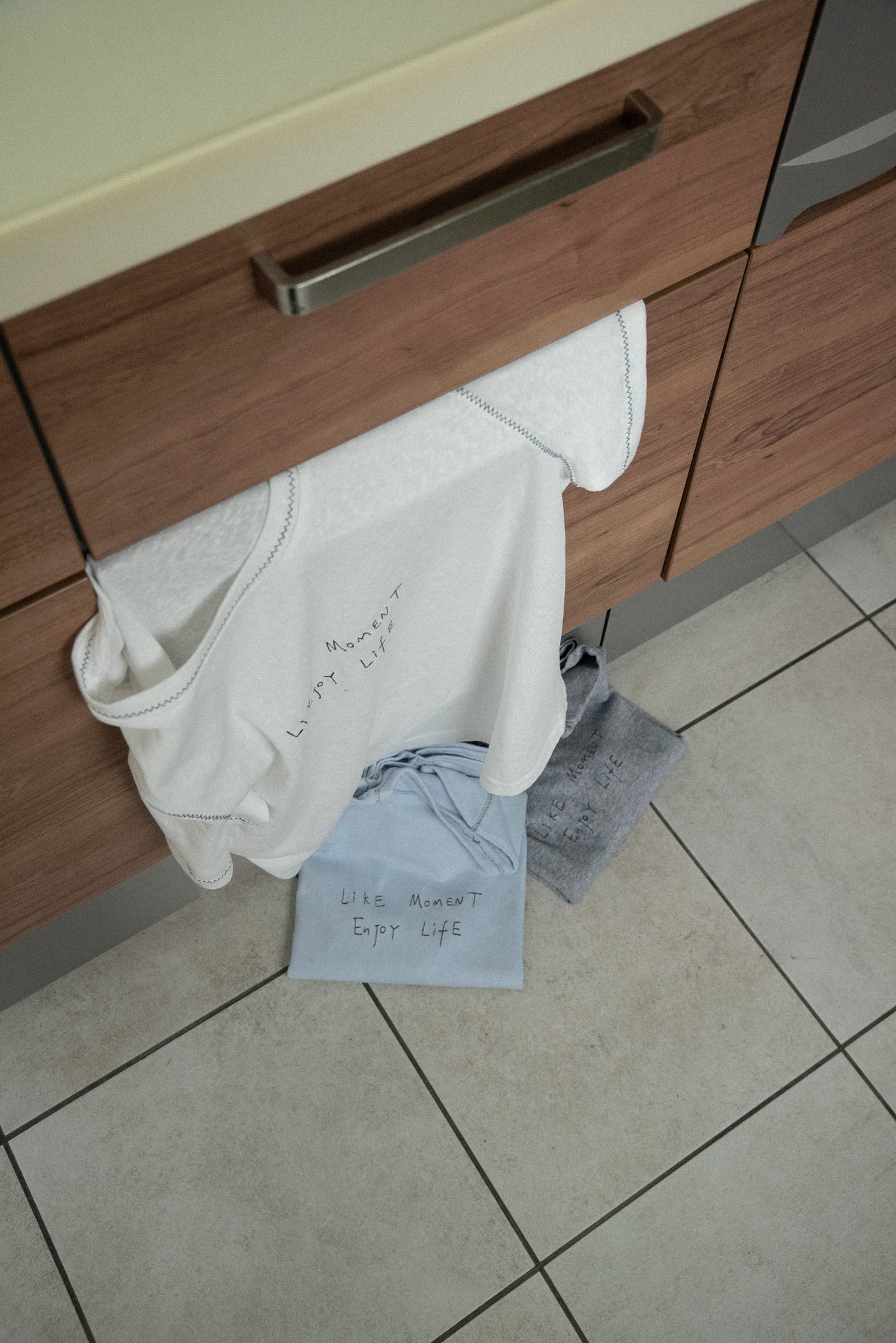 contrast stitch logo t