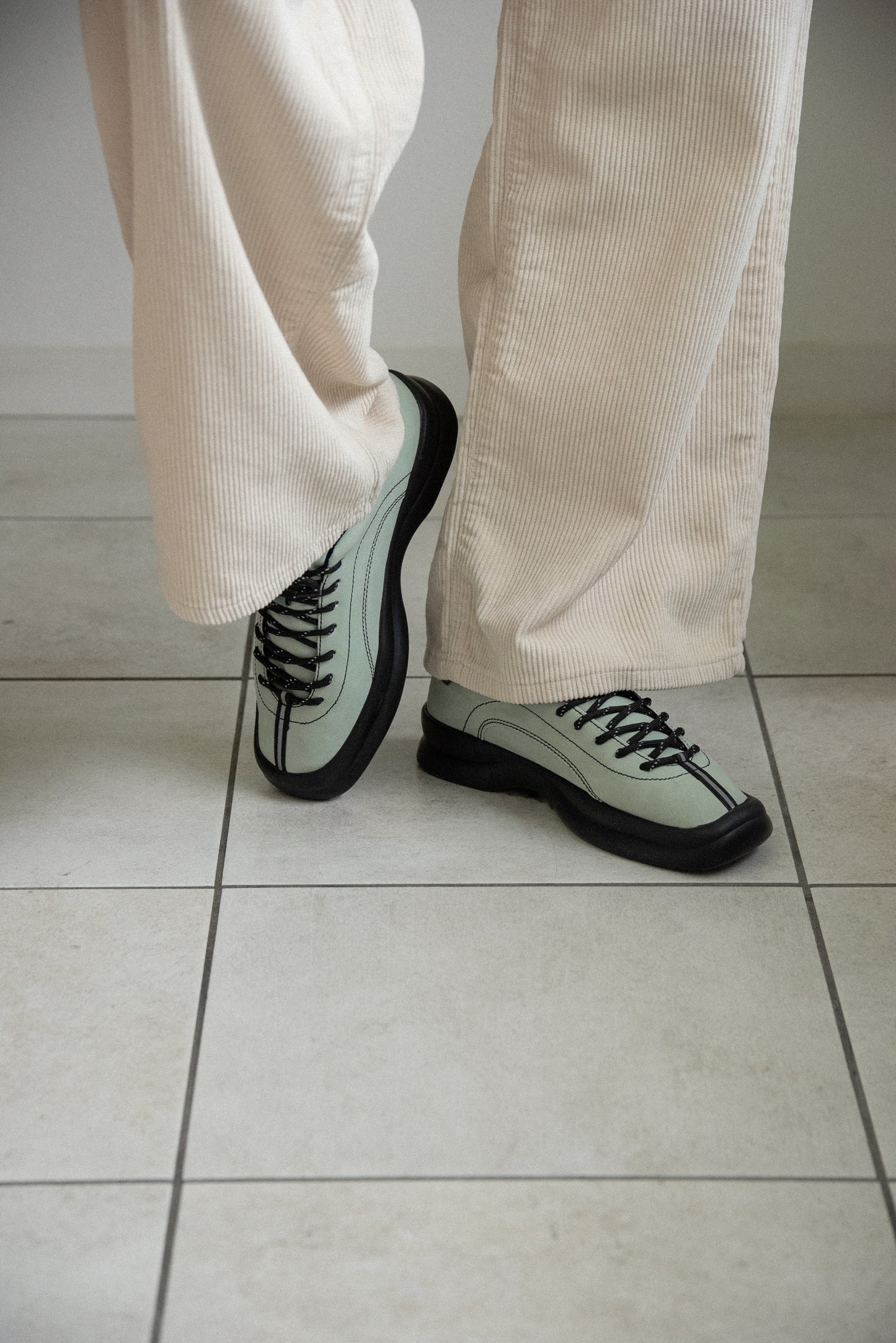 square toe bi color stitch sneaker