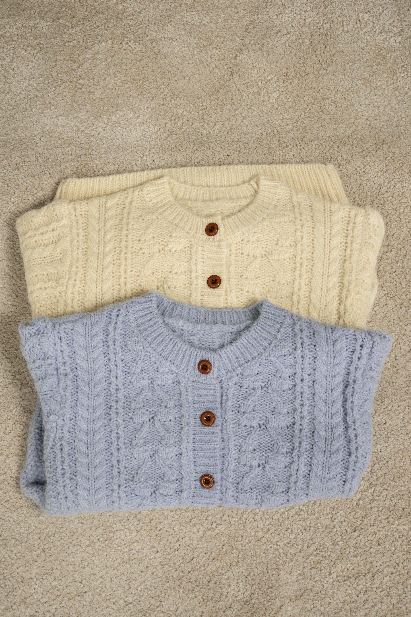 wood button like pocket cable cardigan