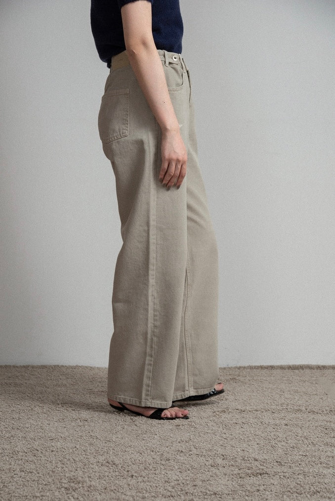 tuck button accent color pants