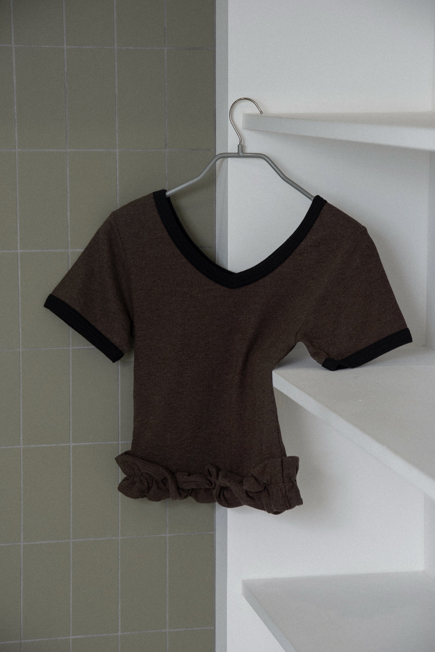 bicolor hem ruffle v tops