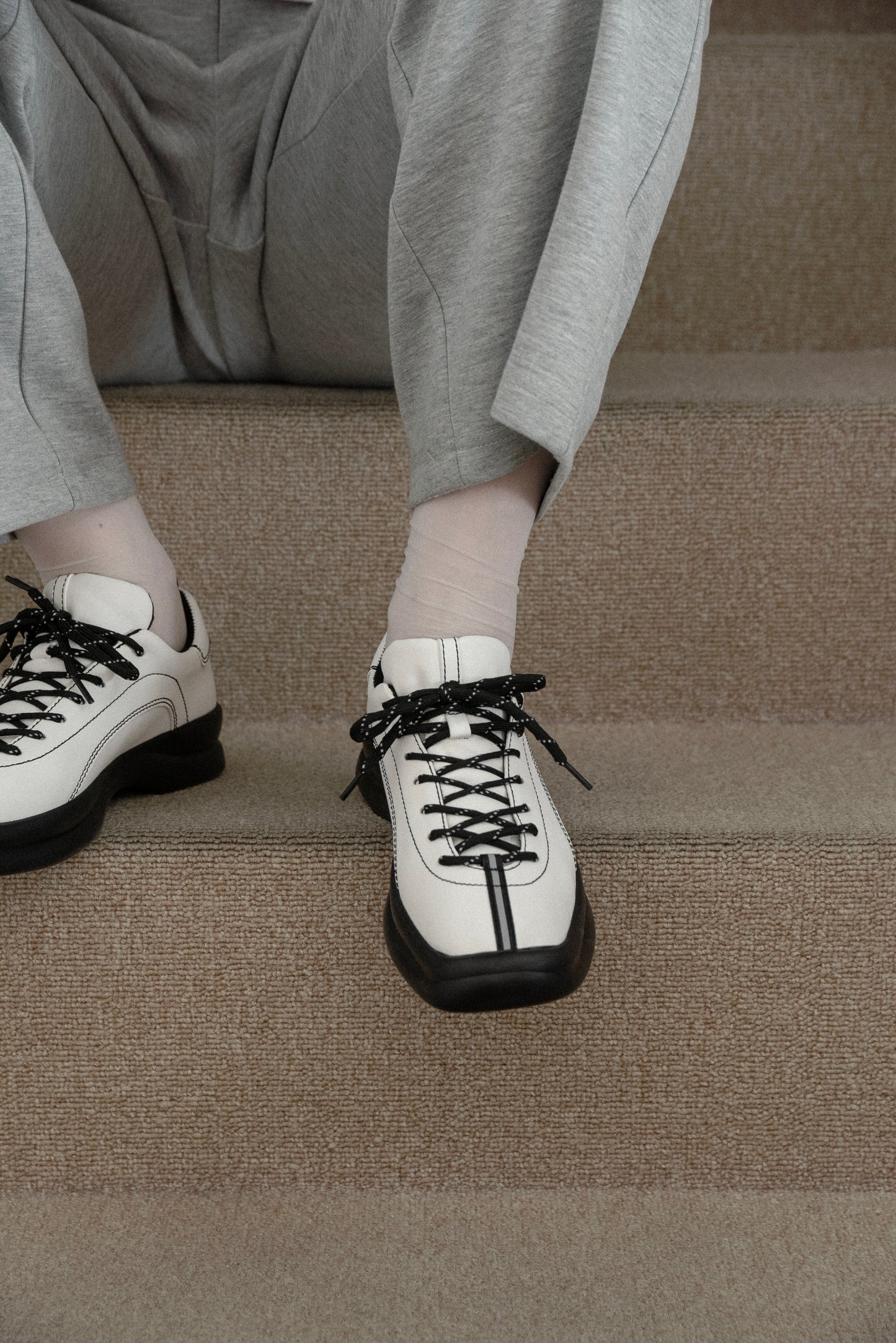 square toe bi color stitch sneaker