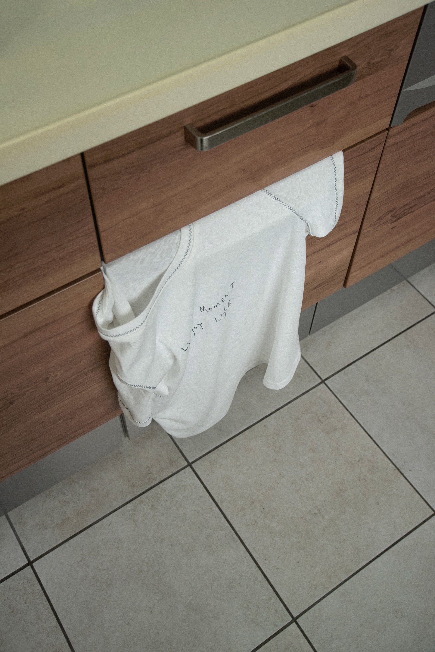 contrast stitch logo t