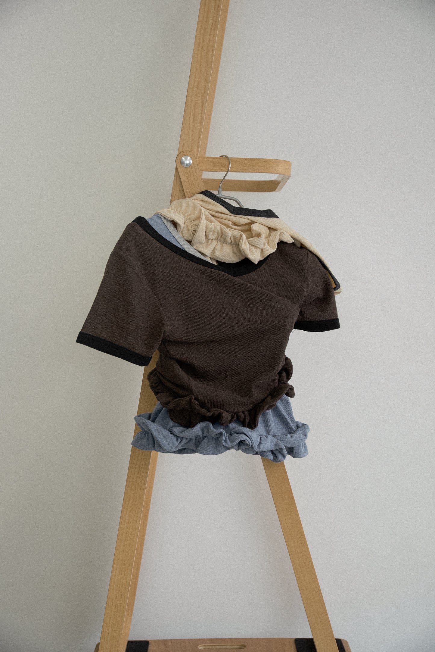 bicolor hem ruffle v tops