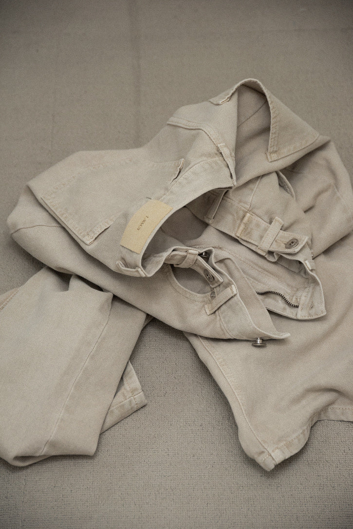tuck button accent color pants
